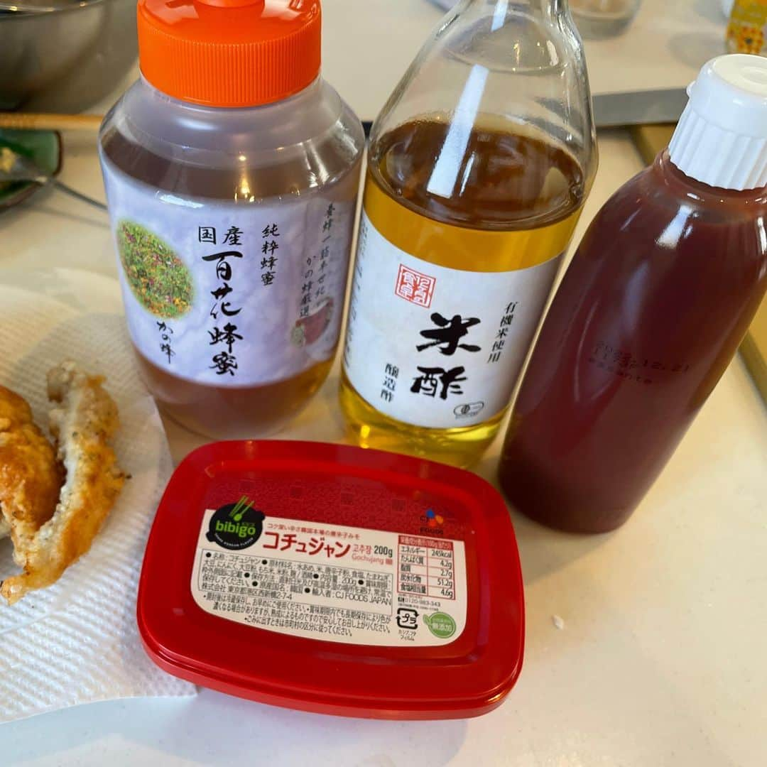 おーせさんのインスタグラム写真 - (おーせInstagram)「ヤンニョムチキンクレープ ヤンニョムチキンはいろんなレシピがあるから好きなやつやれば良き！！ 今回は コチュジャン　大さじ1 はちみつ 大さじ2 潰したニンニク　大さじ1ぐらい ケチャップ大さじ2 米酢 大さじ1〜2  だよ！！  大体全部同じぐらいいれれば味整うよ！！笑笑  辛めにしたいならハチミツいれなくてよいし、甘めがいいならコチュジャンいれなくてよいし！ その辺は好きなようにやれば良き！！！  胸肉は塩胡椒酒ニンニクで揉み込んどく→片栗粉まぶす→揉み込んでもういっかいまぶす→エサンテを5ミリぐらいいれてフライ170度  今回は3回に分けて揚げたよ！  あげ終わったら同じフライパンに調味料いれて加熱してふつふつしてから、あげた胸肉をもどして絡める！  ごりらが唯一できるメニューじゃよ。  パクチーと一緒に巻いてもぐもぐじゃ！！  #queencook#o型レシピ#大切なのは放置すること#手作りおやつ#ステンレス鍋#時短レシピ#インダクションレンジ#クィーンクック#インダク⠀ #もりおーせのキッチン⠀ #もりおーせのごはん⠀ #手作りクレープ⠀ #ヤンニョムチキン #12か月の食卓  #オーガニック調味料 #エサンテ  #嫁にもらえ」9月27日 0時13分 - oosedon