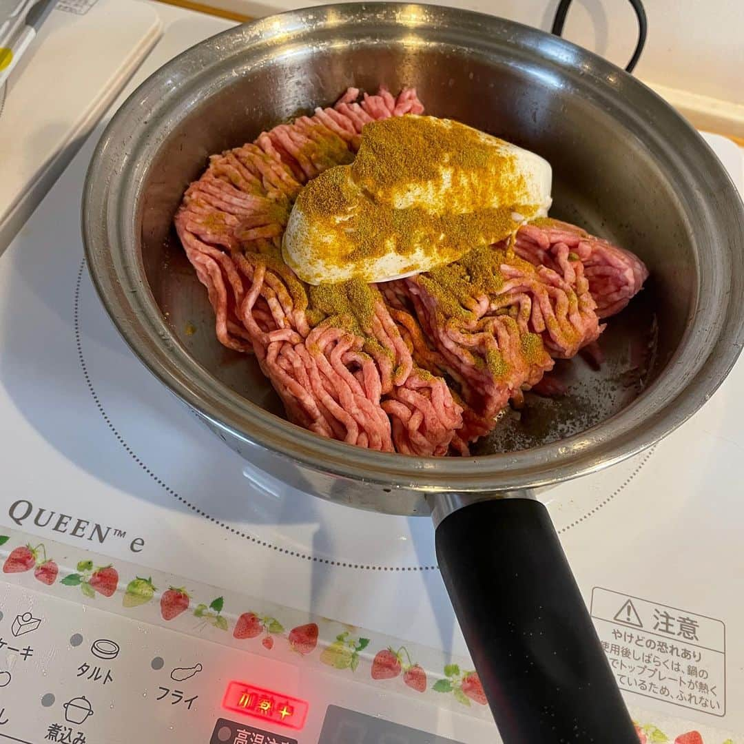 おーせさんのインスタグラム写真 - (おーせInstagram)「タコライスのお肉でクレープ  タコライスのお肉 豚ひき肉　300 けんちゃん豆腐　2←この辺は適当で良い クミン　5振りぐらい カレー粉　大さじ1ぐらい  中フライパンに全部入れてインダク8で放置 蓋がカタカタなったら蓋開けて混ぜ潰して蓋開けっ放しにして水気が飛ぶのをまつ  チーズ→やさい→パクチー→にく→サルサソースorケチャップorスイートチリソース  これを米の上にのせるとタコライスじゃよ。  #queencook#o型レシピ#大切なのは放置すること#手作りおやつ#ステンレス鍋#時短レシピ#インダクションレンジ#クィーンクック#インダク⠀ #もりおーせのキッチン⠀ #もりおーせのごはん⠀ #12ケ月の食卓 ⠀ #手作りクレープ #クレープ #タコライス #嫁にもらえ」9月27日 0時22分 - oosedon