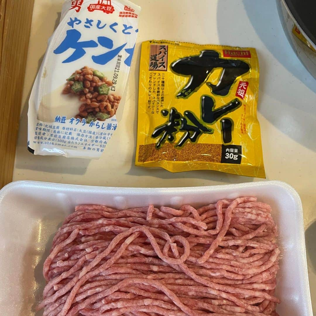 おーせさんのインスタグラム写真 - (おーせInstagram)「タコライスのお肉でクレープ  タコライスのお肉 豚ひき肉　300 けんちゃん豆腐　2←この辺は適当で良い クミン　5振りぐらい カレー粉　大さじ1ぐらい  中フライパンに全部入れてインダク8で放置 蓋がカタカタなったら蓋開けて混ぜ潰して蓋開けっ放しにして水気が飛ぶのをまつ  チーズ→やさい→パクチー→にく→サルサソースorケチャップorスイートチリソース  これを米の上にのせるとタコライスじゃよ。  #queencook#o型レシピ#大切なのは放置すること#手作りおやつ#ステンレス鍋#時短レシピ#インダクションレンジ#クィーンクック#インダク⠀ #もりおーせのキッチン⠀ #もりおーせのごはん⠀ #12ケ月の食卓 ⠀ #手作りクレープ #クレープ #タコライス #嫁にもらえ」9月27日 0時22分 - oosedon