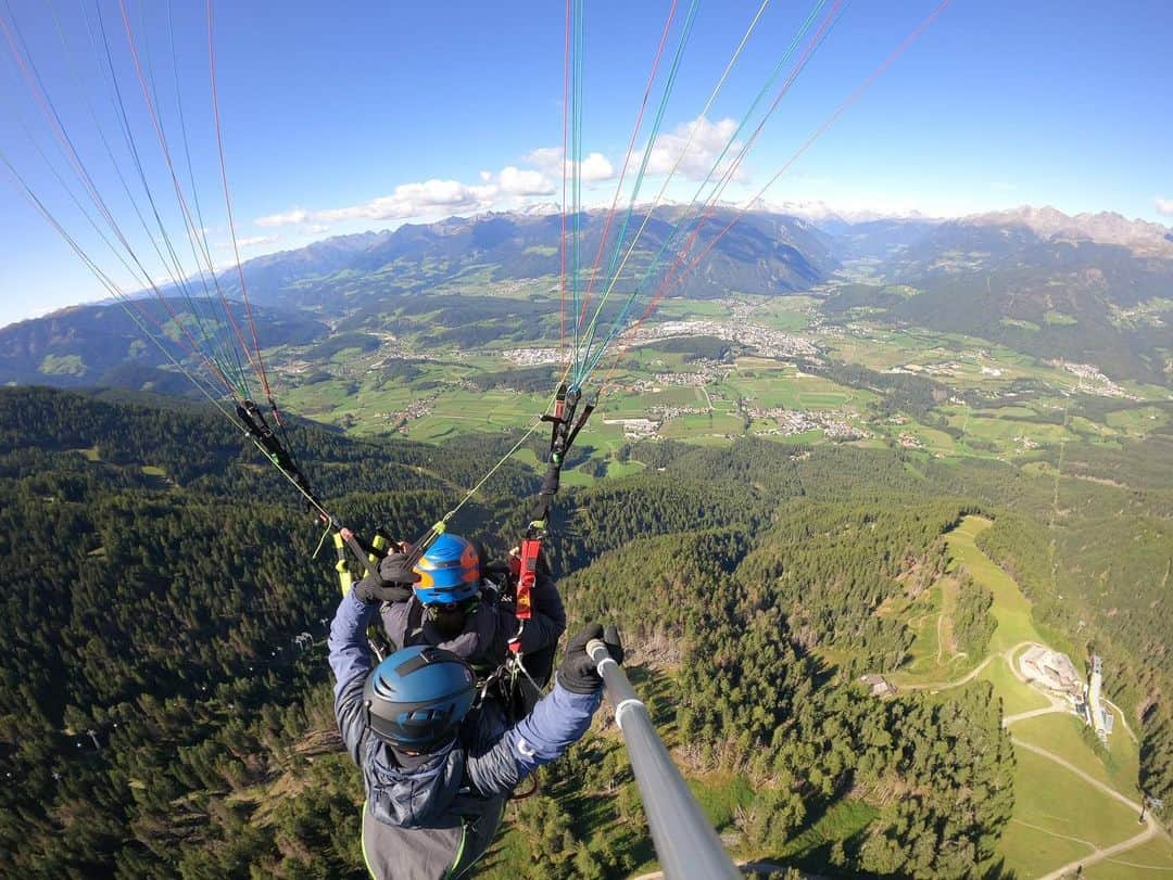 タビア・アルトさんのインスタグラム写真 - (タビア・アルトInstagram)「#athletedays Vielen Dank für die wundervollen Tage in Südtirol!🏔🇮🇹 Was ein unglaubliches Event. Ein großes Dankschön an @schwabensport , @vitessekaercher und Flink für die Einladung und Organisation. So schön, dass man all die Sportler*innen und Freunde wieder sehen konnte und man dabei noch viele neue Athleten kennenlernen durfte. Neben Paragliding🪂vom Kronplatz @kronflytandem , Biathlon in Antholz @hofer_lukas , tollen Abenden🥂 und vielem mehr, durften wir auch den Service und den Wellnessbereich des @falkensteiner_hotels Kronplatz genießen. Neben all den tollen Aktivitäten wurde uns ein neues Konzept vorgestellt: #HomeofAthletes✨ gemeinsame Werte und Konzepte, die die Agenturen @schwabensport @vitessekaercher und Flink in Zukunft miteinander verbinden werden. Ich freue mich auf ein Wiedersehen!♥️ Danke für die unvergessliche Veranstaltung und die tollen Gespräche!   📸: @k_voigt_fotografie   @visitsouthtyrol @championsandfriends @flugschule_suedtirol @biathlonantholz  @klauskaercher @haas_kampa  @coach.victorious @lexbu   #homeofathletes #falkensteiner #kronplatz #southtyrol #tandem #paragliding #familyandfriends #sport #biathlon #antholz #thankful #visitsüdtirol #antholzersee」9月27日 0時27分 - tabeaalt