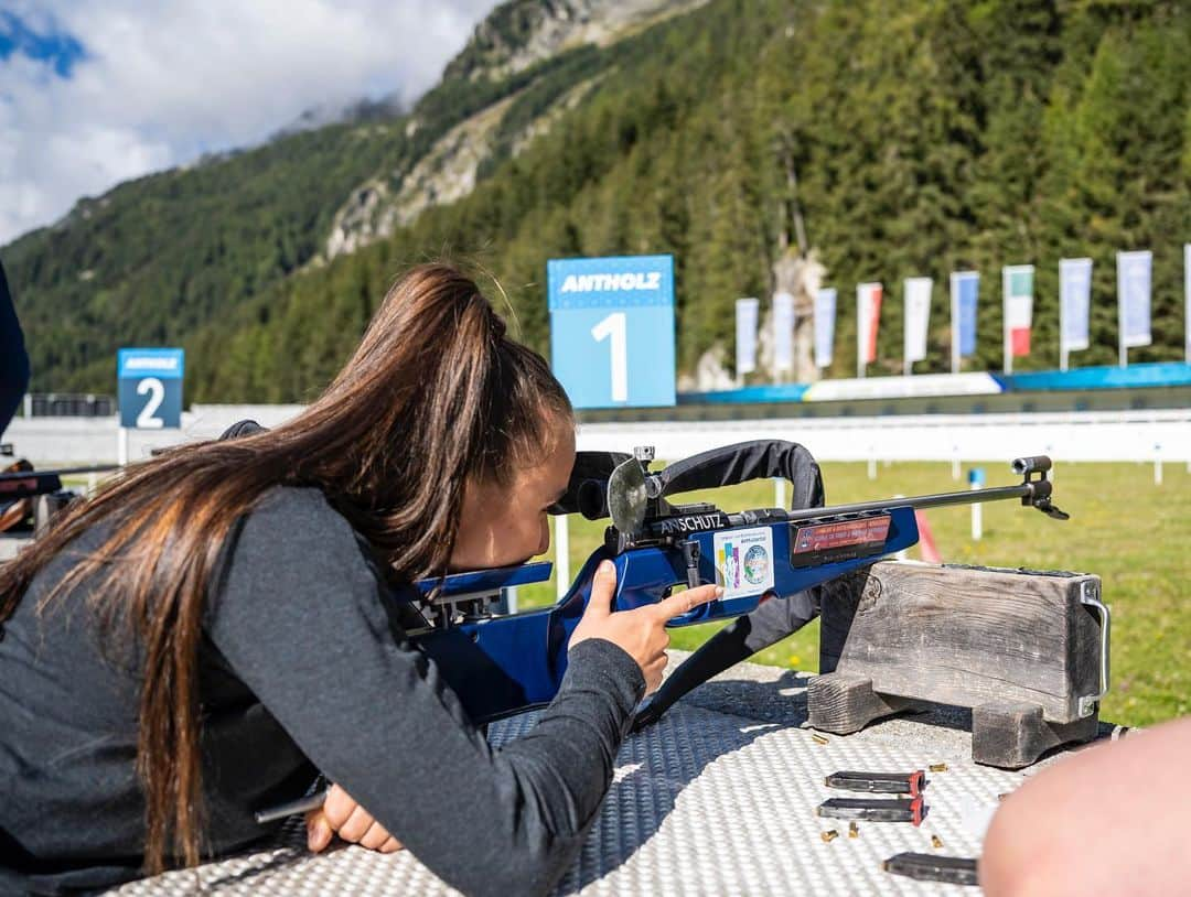 タビア・アルトさんのインスタグラム写真 - (タビア・アルトInstagram)「#athletedays Vielen Dank für die wundervollen Tage in Südtirol!🏔🇮🇹 Was ein unglaubliches Event. Ein großes Dankschön an @schwabensport , @vitessekaercher und Flink für die Einladung und Organisation. So schön, dass man all die Sportler*innen und Freunde wieder sehen konnte und man dabei noch viele neue Athleten kennenlernen durfte. Neben Paragliding🪂vom Kronplatz @kronflytandem , Biathlon in Antholz @hofer_lukas , tollen Abenden🥂 und vielem mehr, durften wir auch den Service und den Wellnessbereich des @falkensteiner_hotels Kronplatz genießen. Neben all den tollen Aktivitäten wurde uns ein neues Konzept vorgestellt: #HomeofAthletes✨ gemeinsame Werte und Konzepte, die die Agenturen @schwabensport @vitessekaercher und Flink in Zukunft miteinander verbinden werden. Ich freue mich auf ein Wiedersehen!♥️ Danke für die unvergessliche Veranstaltung und die tollen Gespräche!   📸: @k_voigt_fotografie   @visitsouthtyrol @championsandfriends @flugschule_suedtirol @biathlonantholz  @klauskaercher @haas_kampa  @coach.victorious @lexbu   #homeofathletes #falkensteiner #kronplatz #southtyrol #tandem #paragliding #familyandfriends #sport #biathlon #antholz #thankful #visitsüdtirol #antholzersee」9月27日 0時27分 - tabeaalt