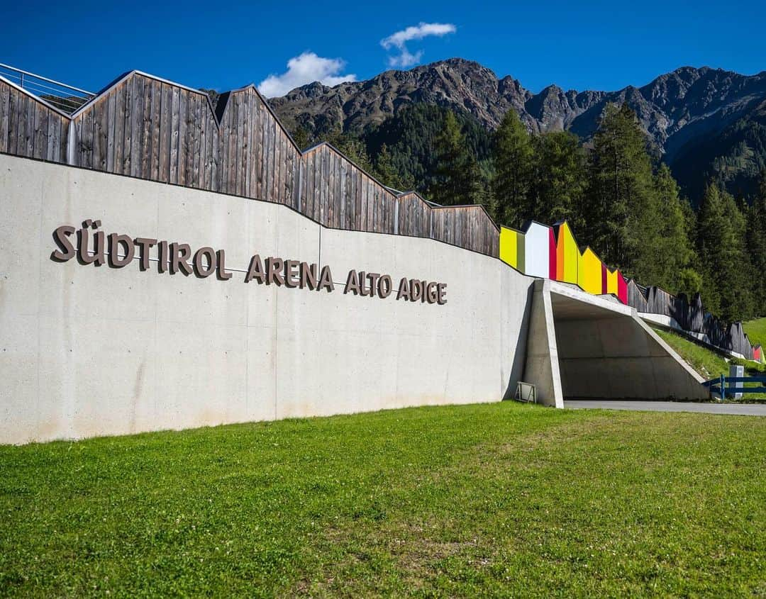 タビア・アルトさんのインスタグラム写真 - (タビア・アルトInstagram)「#athletedays Vielen Dank für die wundervollen Tage in Südtirol!🏔🇮🇹 Was ein unglaubliches Event. Ein großes Dankschön an @schwabensport , @vitessekaercher und Flink für die Einladung und Organisation. So schön, dass man all die Sportler*innen und Freunde wieder sehen konnte und man dabei noch viele neue Athleten kennenlernen durfte. Neben Paragliding🪂vom Kronplatz @kronflytandem , Biathlon in Antholz @hofer_lukas , tollen Abenden🥂 und vielem mehr, durften wir auch den Service und den Wellnessbereich des @falkensteiner_hotels Kronplatz genießen. Neben all den tollen Aktivitäten wurde uns ein neues Konzept vorgestellt: #HomeofAthletes✨ gemeinsame Werte und Konzepte, die die Agenturen @schwabensport @vitessekaercher und Flink in Zukunft miteinander verbinden werden. Ich freue mich auf ein Wiedersehen!♥️ Danke für die unvergessliche Veranstaltung und die tollen Gespräche!   📸: @k_voigt_fotografie   @visitsouthtyrol @championsandfriends @flugschule_suedtirol @biathlonantholz  @klauskaercher @haas_kampa  @coach.victorious @lexbu   #homeofathletes #falkensteiner #kronplatz #southtyrol #tandem #paragliding #familyandfriends #sport #biathlon #antholz #thankful #visitsüdtirol #antholzersee」9月27日 0時27分 - tabeaalt