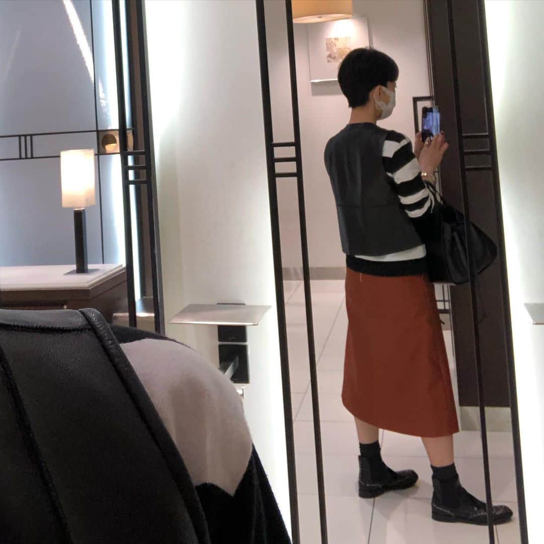 chikako0824のインスタグラム：「後ろ姿😊レザーのベストは今の時期ちょうどいい！  #cod  #fashion  #skirt」