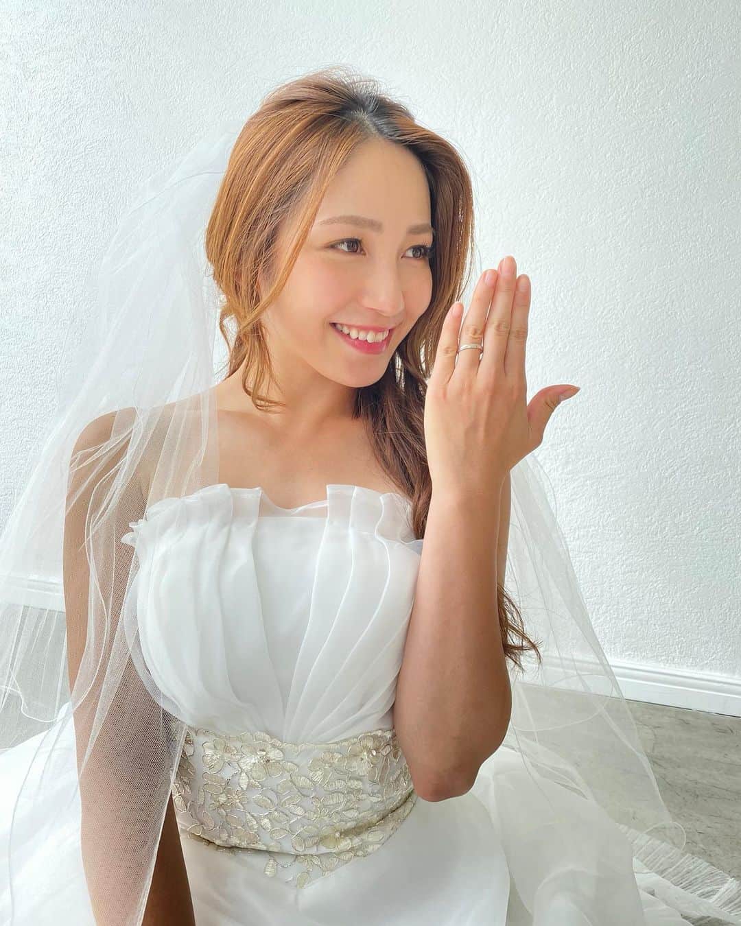 吉川友のインスタグラム：「#金田一蓮十郎先生 の作品 #ラララ 最終巻のポスター撮影でウェディングドレス着ました👰‍♀️一部書店で掲出されてるのでチェックお願いします♪」