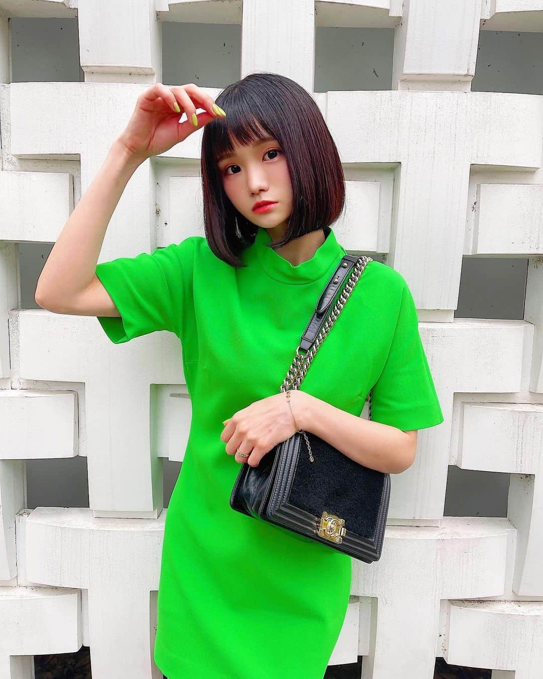 みもれもんさんのインスタグラム写真 - (みもれもんInstagram)「Hello ~ 🍋 I'm a green sister 🟩🟢 bought One Piece at ZARA 💚 ・ ・ こんにちは〜🍋 みどりのお姉さんです〜🟢🟩 東京都内をお散歩してました⊂( ・ ̫・ )⊃💚 ぁ、前髪を短く切ってみたょぉ✂️✨ みんなは、前髪長いのと短いの どっちが好き〜⊂( ・ ̫・ )⊃三？？💚 今日も一日頑張ろ∩^ω^∩💘 ・ ・  #mimoremon #camera #Japan #fashion #japanese #2021 #みもれもん #インスタグラビア #ショートヘア #ボブ #黒髪 #黒髪ボブ#カメラ #日本女孩 #大人女子 #一个人生活 #日本女孩」9月27日 12時32分 - mimore_mon0929