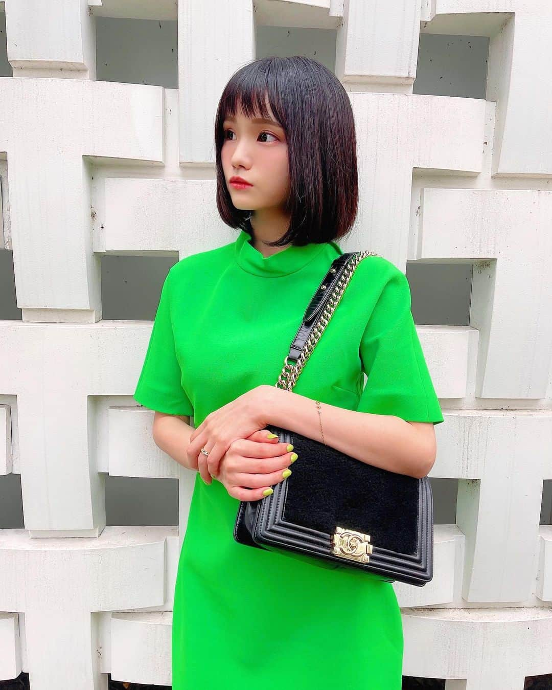 みもれもんさんのインスタグラム写真 - (みもれもんInstagram)「Hello ~ 🍋 I'm a green sister 🟩🟢 bought One Piece at ZARA 💚 ・ ・ こんにちは〜🍋 みどりのお姉さんです〜🟢🟩 東京都内をお散歩してました⊂( ・ ̫・ )⊃💚 ぁ、前髪を短く切ってみたょぉ✂️✨ みんなは、前髪長いのと短いの どっちが好き〜⊂( ・ ̫・ )⊃三？？💚 今日も一日頑張ろ∩^ω^∩💘 ・ ・  #mimoremon #camera #Japan #fashion #japanese #2021 #みもれもん #インスタグラビア #ショートヘア #ボブ #黒髪 #黒髪ボブ#カメラ #日本女孩 #大人女子 #一个人生活 #日本女孩」9月27日 12時32分 - mimore_mon0929