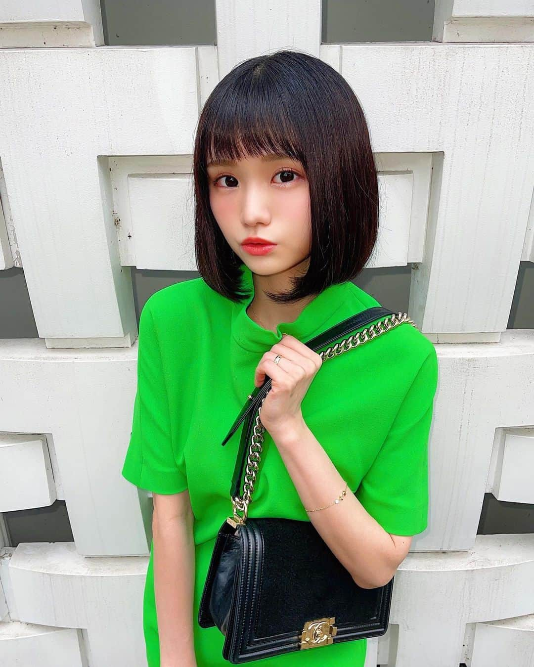 みもれもんさんのインスタグラム写真 - (みもれもんInstagram)「Hello ~ 🍋 I'm a green sister 🟩🟢 bought One Piece at ZARA 💚 ・ ・ こんにちは〜🍋 みどりのお姉さんです〜🟢🟩 東京都内をお散歩してました⊂( ・ ̫・ )⊃💚 ぁ、前髪を短く切ってみたょぉ✂️✨ みんなは、前髪長いのと短いの どっちが好き〜⊂( ・ ̫・ )⊃三？？💚 今日も一日頑張ろ∩^ω^∩💘 ・ ・  #mimoremon #camera #Japan #fashion #japanese #2021 #みもれもん #インスタグラビア #ショートヘア #ボブ #黒髪 #黒髪ボブ#カメラ #日本女孩 #大人女子 #一个人生活 #日本女孩」9月27日 12時32分 - mimore_mon0929