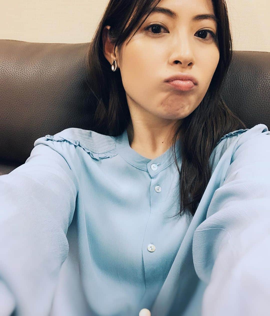 瀧本美織のインスタグラム：「😗 撮影で綺麗なシャツを着ました。 優しい水色も好き。  「鬼滅の刃」が大好きなのですが、無限列車編映画館で2回観て、この前テレビでも3回目を。3回観ても泣けるってどういうこと🥲！観る度に奮い立たせられます〜煉獄さん、本当に本当にありがとう😭✨新シリーズも楽しみです😍 ちなみにそれぞれ好きなのですが、キャラでいうと善逸が好きかな♡   #水色  #iceblue   #待ち時間  #鬼滅の刃」
