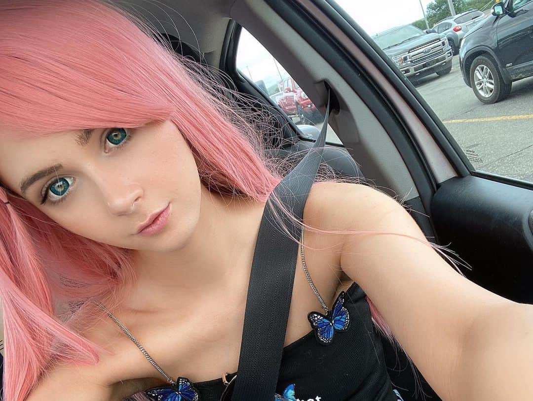 Hirari Ann（ヒラリー アン）さんのインスタグラム写真 - (Hirari Ann（ヒラリー アン）Instagram)「Your Pink hair babe is here! 🔥 Who doing for a ride with me? 😋  #pinkhair #cosplay #cosplaygirl」9月27日 6時13分 - hirariann