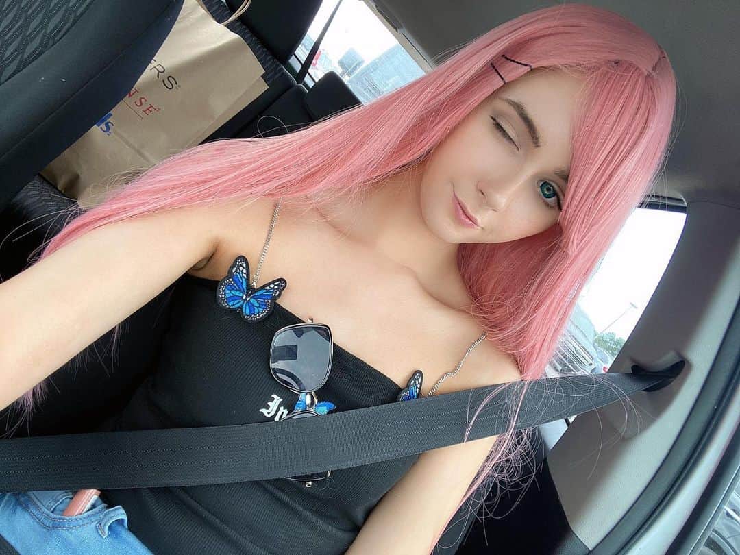 のインスタグラム：「Your Pink hair babe is here! 🔥 Who doing for a ride with me? 😋  #pinkhair #cosplay #cosplaygirl」