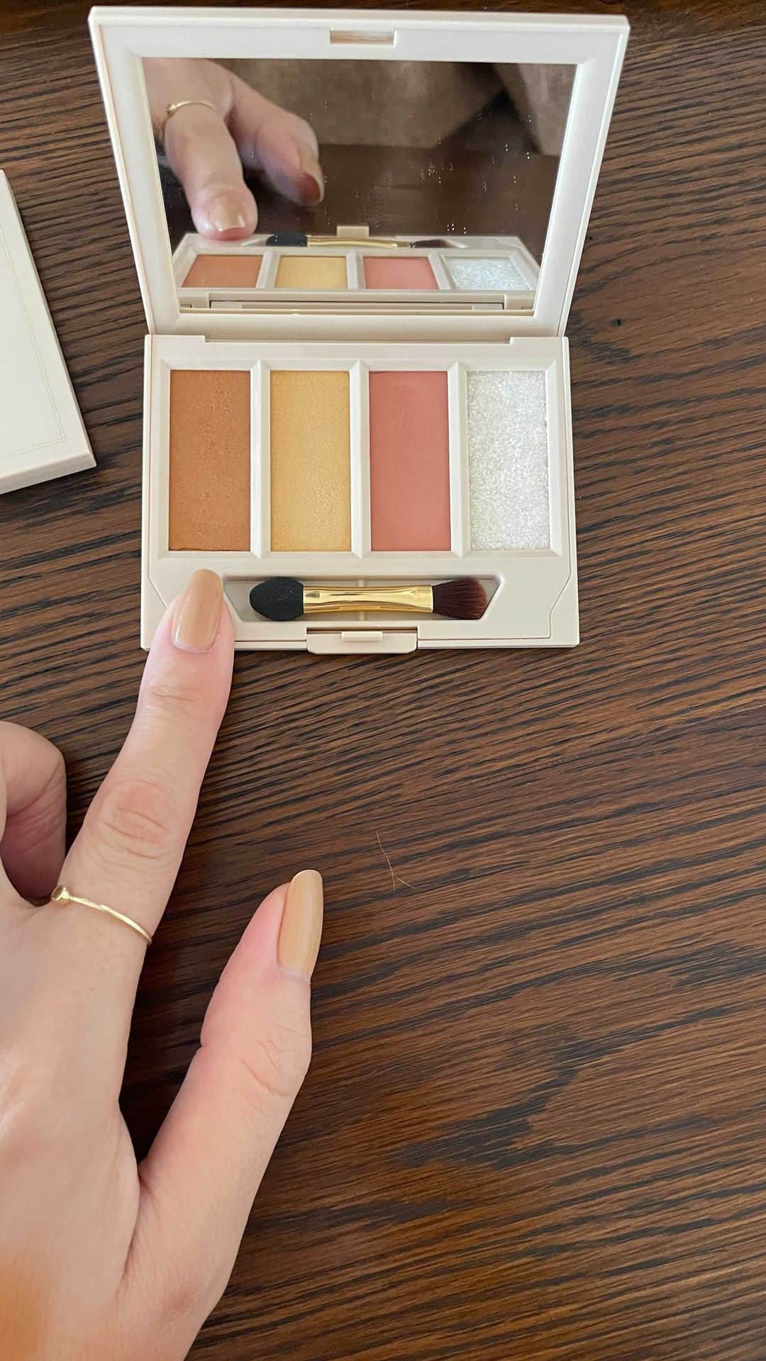 まつだみらいのインスタグラム：「feelings palette ✨ @rihka_official   eyepolish のmadeleine との比較スウォッチもあります！」