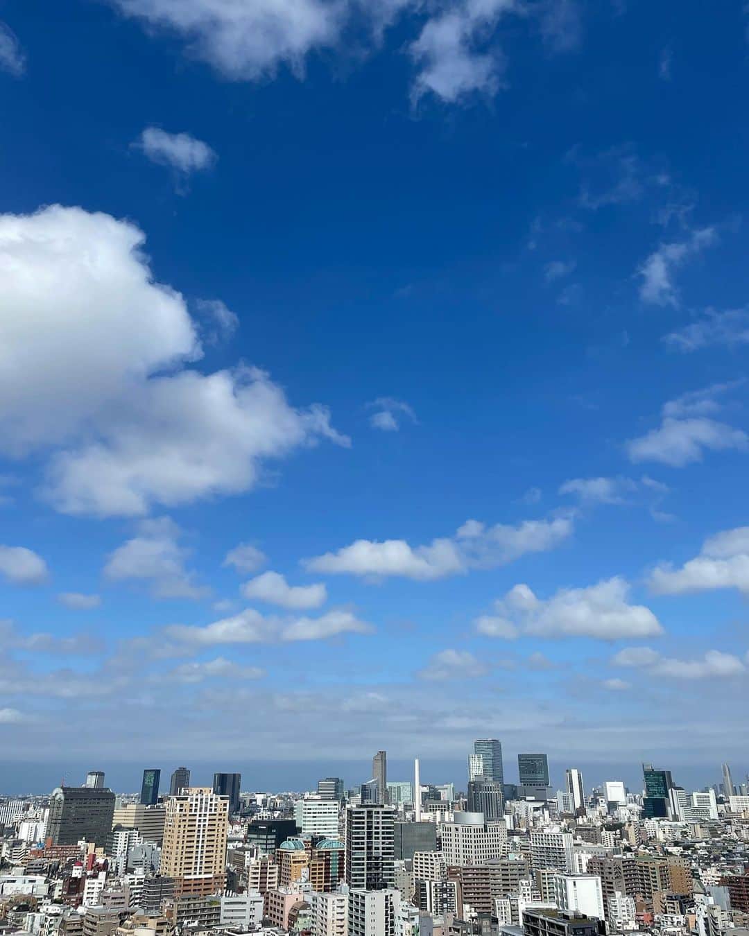 春名亜美さんのインスタグラム写真 - (春名亜美Instagram)「今週も始まったー🌈 月曜日がいいお天気だと気分がいい☀️  昨夜見終わった、#ナビレラ のおかげで、今日は目が腫れてる🥲」9月27日 9時26分 - amiharunaami