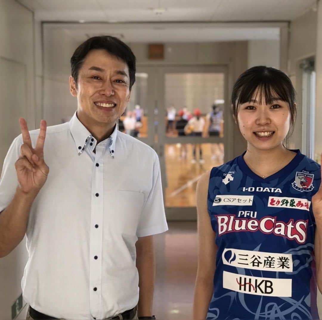 高橋裕二さんのインスタグラム写真 - (高橋裕二Instagram)「バレーボールＶ１リーグのＰＦＵブルーキャッツの渡邊真恵（さなえ）選手と数年ぶりにお会いしました✨  渡邊選手は岩手県滝沢市の出身で、盛岡誠桜高校時代には2016年のいわて国体でエースとしてチームを５位入賞に導きました。 １年生の時には２歳上のお姉さんと一緒にコートに立ち、春高バレー全国大会の舞台で活躍した姿も印象的でした✨ 今シーズンの開幕を前に岩手県紫波町のオガールで合宿をして、この日はチーム全員で近くの小学校を訪れ特別授業をしてくれました！  高校時代に１０試合近く実況をさせてもらった渡邊選手✨ 今季から新天地で新たなスタートです！ 皆さんも応援をお願いします📣😊  #渡邊真恵  #サウスポー  #アウトサイドヒッター  #pfu  #pfuブルーキャッツ  #vリーグ  #オガール  #盛岡誠桜  #めんこいテレビ  #mitライブニュース  #アナウンサー  #高橋裕二」9月27日 9時59分 - yuji_takahashi_mit