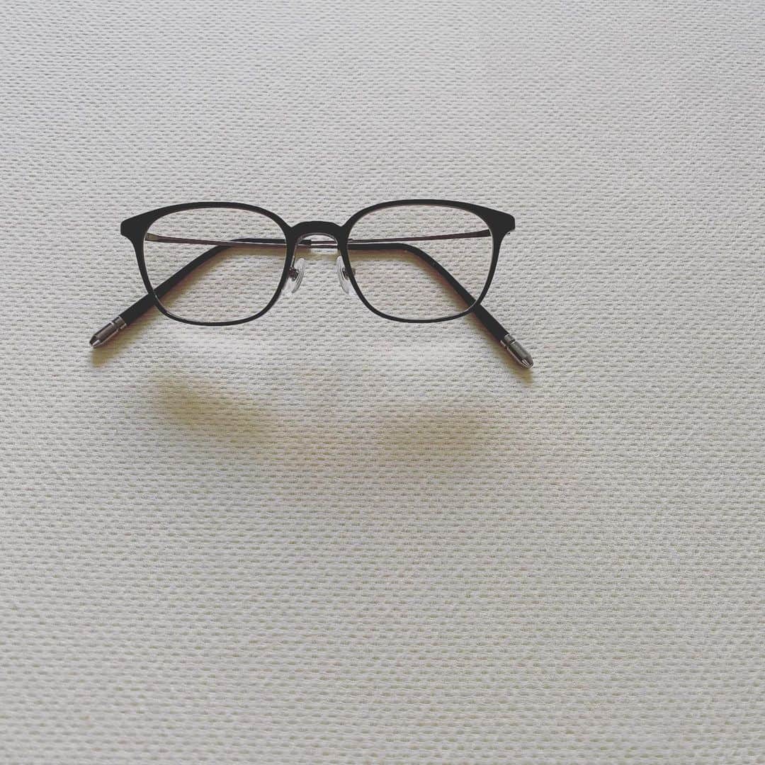 浜島直子さんのインスタグラム写真 - (浜島直子Instagram)「1、2枚目は旦那に無理矢理撮ってもらったヤラセ写真ですが🤣、この眼鏡は本当に良い🤓👍✨  今発売中のリンネル11月号で撮影しに行った眼鏡市場。  最初は仕事としてお話を伺っていましたが、パソコンやスマホをよく使う私にとっての救世主眼鏡だということがわかり、撮影が終わって一旦家に帰ってからどうしても気になり、再びお店へ。  見え方相談でしっかり測定してもらい、自分の目やライフスタイルに合ったものを本当に購入しました❗️👓✨  長時間パソコンやスマホを見てから遠くを見るとなかなかピントが合わず、あ〜、これが霞目！そういう年か！と諦めていましたが、この眼鏡でグッとストレスが減りました。 (詳しくはリンネル11月号を❤️)  フレームも軽くて柔らかい、シンプルな黒いものを選んだので、長く飽きずに使えそうです✨ (本誌でかけている眼鏡とは別のフレームです。本誌でかけてるのもすごく良かった！けど鼈甲は持っているので黒にしました🖤)  リンネル11月号、ぜひ見てみてくださいね🌈 ・ #リンネル #リンネル11月号 #眼鏡市場  #眼鏡 #最後の写真は #私にダメ出しされて #こういう感じで撮ってくれと座らされている旦那🤣 #ありがとね😂」9月27日 10時04分 - hamaji_0912