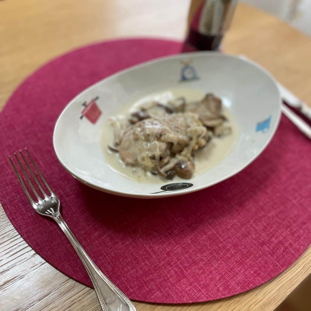 宮崎美子さんのインスタグラム写真 - (宮崎美子Instagram)「皆さん、おはようございます😃  朝晩はとても涼しくなって秋らしくなりました。  そんな夜にお家でフランス料理❣️作ってみませんか？  昨日公開したYouTube『よしよし。』では、お家でどこでも手に入る食材でフランス料理を作ってみました。  『鶏のフリカッセ』です。 参考にしたのは、『ビストロ・パ・マルのレシピ帖』です。  とても美味しく出来ました。 この時期美味しいキノコ🍄類もたっぷり入れると良いかと思います。  是非、一度、作ってみて下さい。  #フランス料理 #鶏肉レシピ #ビストロ #きのこ料理」9月27日 10時12分 - miyazakiyoshiko.official