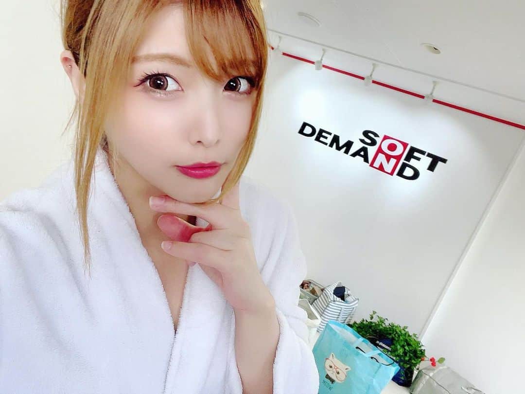 新村あかりのインスタグラム：「久しぶりにSODさん本社にお邪魔しました🥰 撮影楽しかった💓」