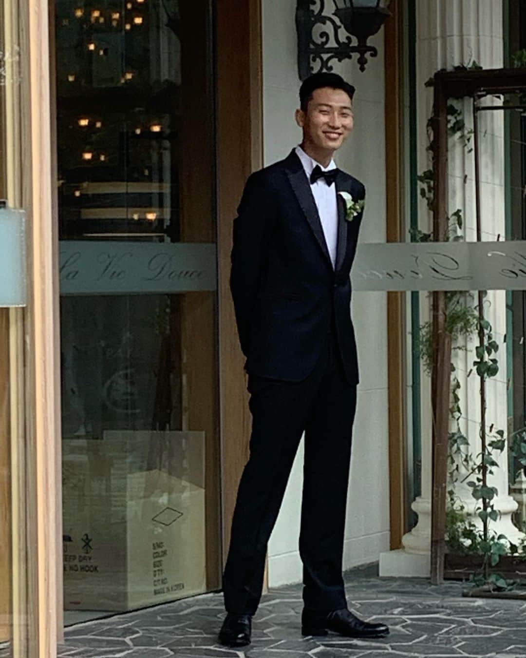 ト・サンウのインスタグラム：「결혼 축하해 홍식아 🙌 @seohongseok___   꽃을 든 남자쓰 💐」