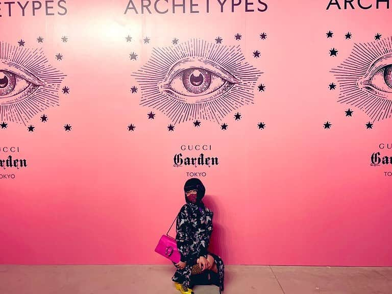 北見えりのインスタグラム：「#guccigardenarchetypes  行ってきました！ ミケーレの世界観が広がっていて、ドキドキする。 映画のセットか？と言うような豪華な内装をゆっくり見れて写真まで撮れるのに無料！GUCCIありがとう！  いつかこんなセット組みたいな〜、とか思いつつグルグル。 ティムウォーカーとはまた違うのだけど世界がしっかりしてて、物が沢山あるのって収集癖のある私からしたら本当天国、、 沢山写真撮ったからゆっくりアップする💕 今回はバッグ、靴下、アクセサリー、ネイル、香水を #gucci にして行ったよ。」