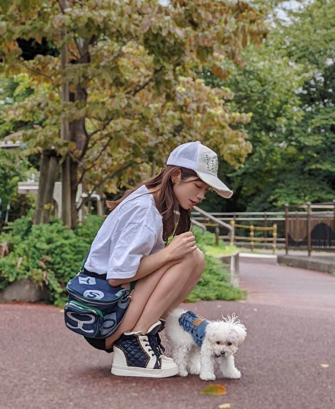 雨宮めるさんのインスタグラム写真 - (雨宮めるInstagram)「. 涼しくなってきたからお昼間わんこと散歩できる♪  新しくGETしたSAVOYのバッグ デニム素材でめちゃ可愛💕  両手が空くのもわんこ連れには嬉しいし 少荷物派の私には充分な収納力◎  これからの季節いっぱいお出掛けしたいな🐾  #SAVOY #minibag #ootd #ootdfashion #fashionista #fashiongram #cafestagram #22cafe #サボイ #バッグ #秋コーデ #お散歩コーデ #カジュアルコーデ #大人カジュアル #韓国っぽコーデ #韓国っぽカジュアル #帽子コーデ #キャップ女子 #スニーカーコーデ #スニーカー女子 #脚見せ #お散歩バッグ #ショーパンコーデ #ショーパン #美尻 #下尻 #犬スタグラム #カフェスタグラム #少荷物派 #トイプードル多頭飼い pr @savoy_japan」9月27日 11時34分 - amamiya_melty