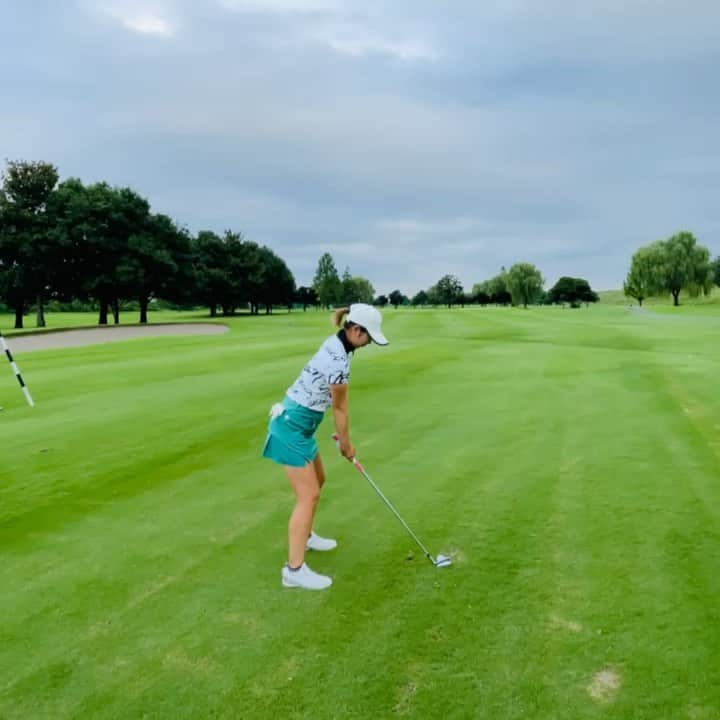 楠本彩乃 のインスタグラム：「. 振れとるし、バランス良い⛳️ #時差投稿  そしてこのウェアの組み合わせ好きと💖 #急な熊本弁 .  #ゴルフ #ゴルフスイング #ゴルフ女子 #ゴルフ男子 #ゴルファー #スイング動画 #熊本ゴルファー #ゴルフ練習 #golf #golfswing #golfer #ゴルフウェア #ゴルフコーデ #골프　#ゴルフ場 #ゴルフ動画 #golfstagram #golflife #デサントゴルフ #大宮カントリークラブ  #河川敷ゴルフ #埼玉ゴルフ #白金台女子ゴルフ部  #アイアンショット」