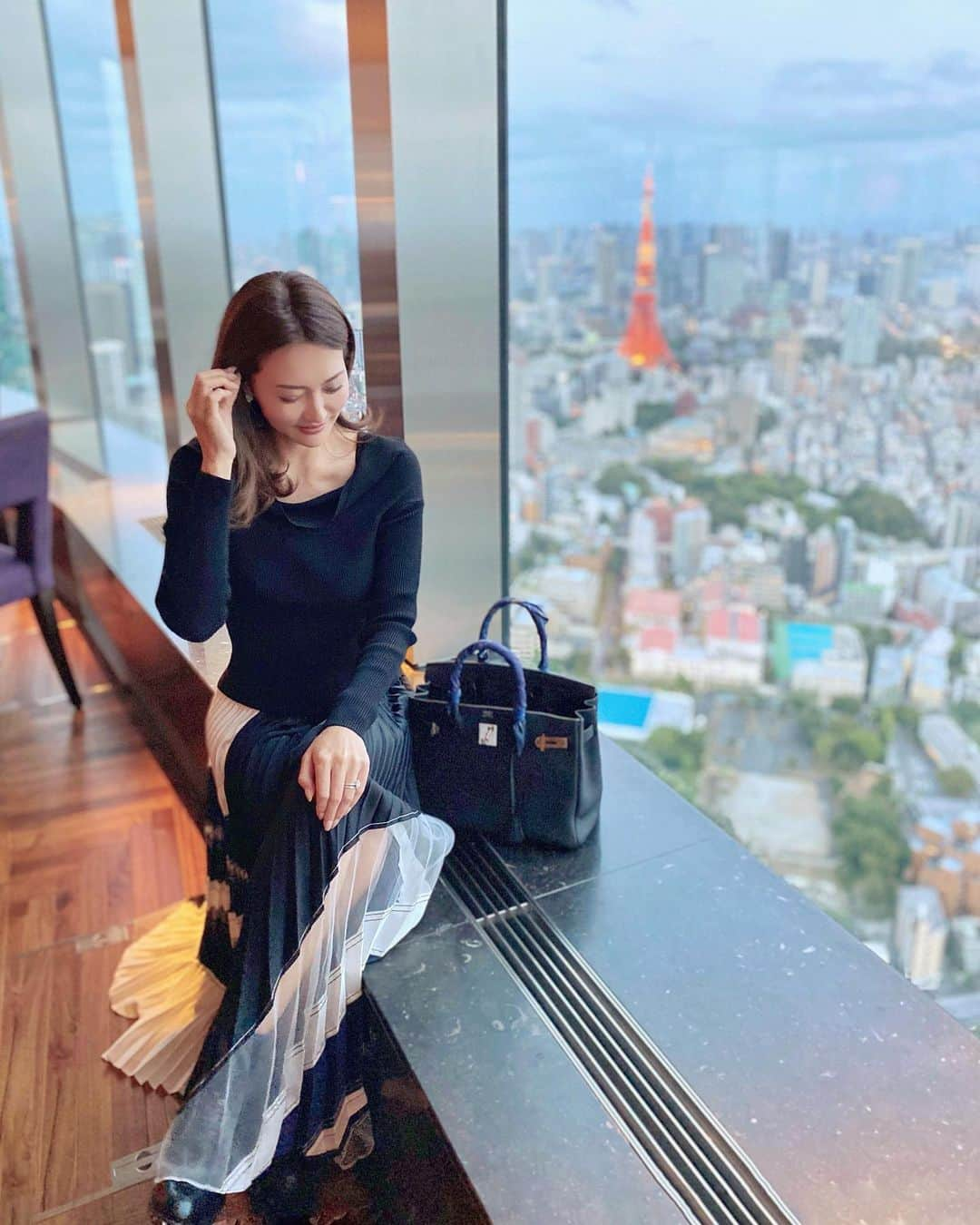 うさびったさんのインスタグラム写真 - (うさびったInstagram)「Tokyo tower🗼 . 最近遅くまで点灯してくれてるから嬉しい🥺🧡 . もう一気に寒くなってつらみ🍄🌾 . ヒルズクラブ入ってると沖縄テラスクラブ系列とアンダーズ、グラハイは安く泊まれるようになってる🏨🌴 . 出張族でもない私はマリオットでいっぱいいっぱいだからなかなか泊まれないけど🤣✨笑 #tokyo #tokyotower #roppongihills #roppongihillsclub #philiplim #birkin #東京タワー #六本木ヒルズクラブ #六本木ヒルズ #フィリップリム」9月27日 12時01分 - usavitta