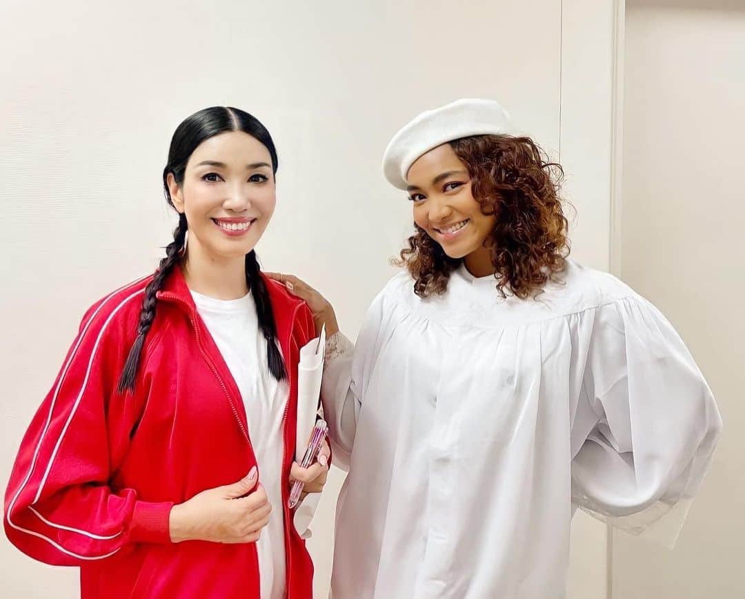 Crystal Kayのインスタグラム：「With my お姉ちゃん @ahnmikaofficial ♥️  ドリフは子どこの頃から大好きでいつも爆笑させてもらってたなぁ。。。まさか参加できるとは🥲🥲🥲しかも早口言葉!!全然言えてなかったし🤣ありがとうございました💕ミカ姉は何着てもかわいい💠石原軍団ｗｗｗｗ😆 今度はコントで叩かれたい🤣」