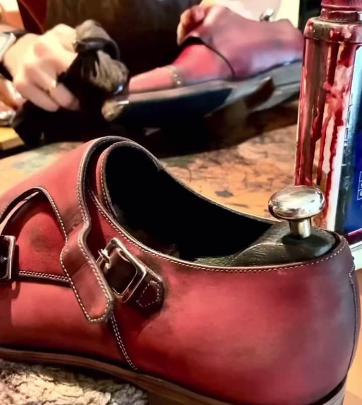 Saphirのインスタグラム：「Some patina with our teinture francaise in the works at of @caulaincourtparis 😊  #shinewithsaphir」