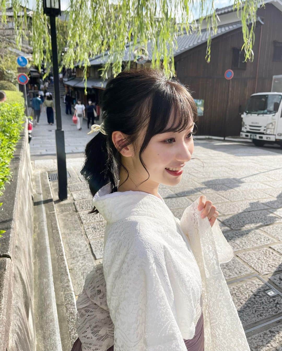 田邉彩香のインスタグラム：「こんばんは！あやかです🦥🤍  梨花和服 清水寺店さんでお着物をお借りしました！ レースの素材のお着物とくすみピンクの兵児帯がとても可愛くてお気に入り♡🎀 和服を着る時は色物を選びがちで白は初めてやったけど、帯の色で印象も変えられるし素敵だなと思いました🤍  南禅寺のブルーボトルカフェにも行けて満足な1日でした☕️  またお着物を着て京都散策したいな🍁  ────────────────  #ミスキャンパス同志社 #同志社 #同志社大学 #梨花和服 #着物 #レース着物 #和服 #京都観光 #京都着物 #京都着物レンタル #kyoto #kyototrip #kyototravel #kyotokimono #kyotojapan #wafuku #紐アレンジ #bluebottlecoffee #南禅寺 #清水寺 #梨花和服清水寺店 #京都 #京都旅行 #京都散策」