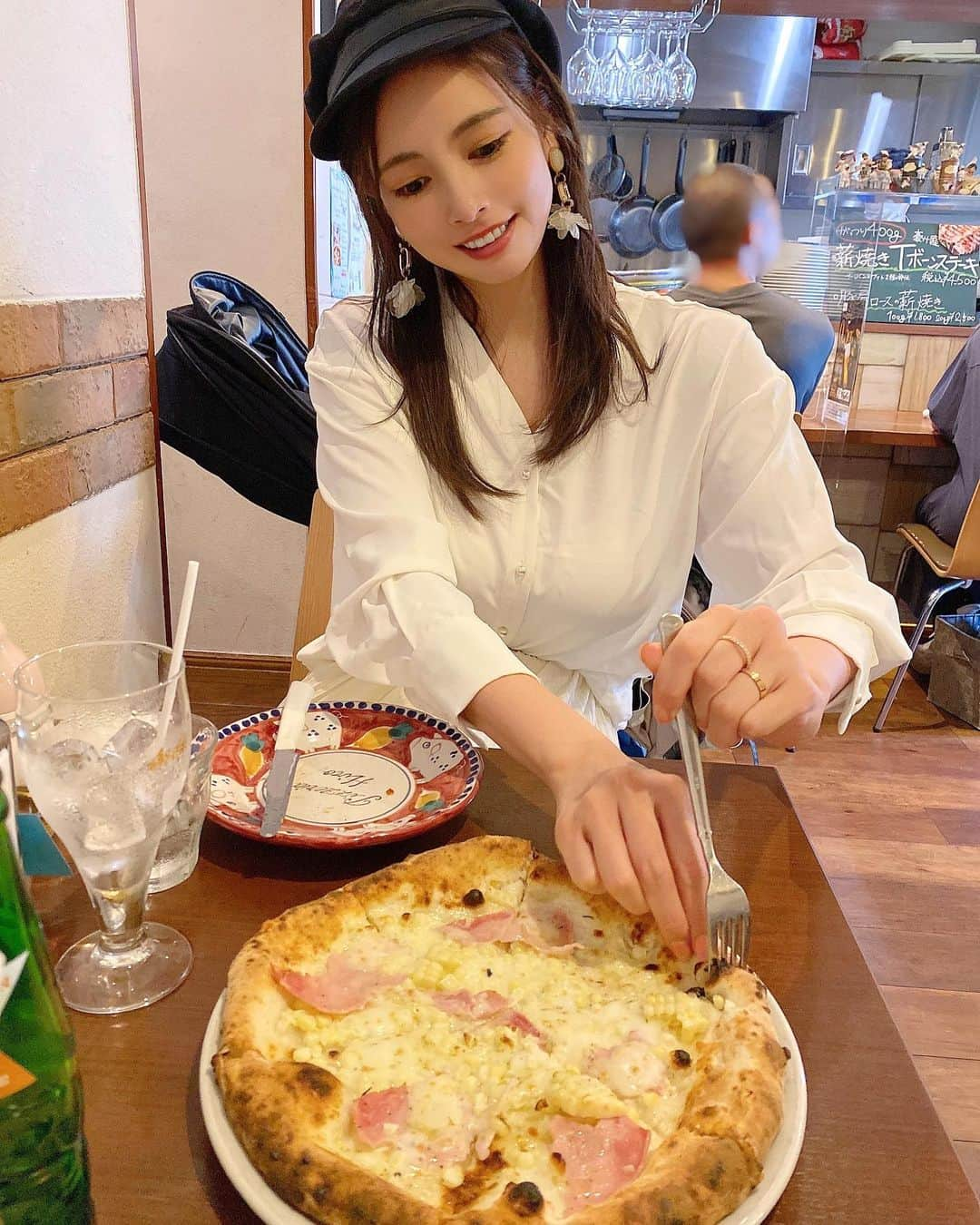 得あゆさんのインスタグラム写真 - (得あゆInstagram)「ここのピザ🍕めっちゃ美味しかった🥺 マルゲリータととうもろこし🥺💓 @pizzeriahiro 🍕  シャツだけでサラッと過ごせる 季節好き🍁@saisondepapillon_official  ・ ・ ・ ・ ・ ・ ・ ・ ・ ・ ・ ・ ・ ・ #saisiondepapillon#sdp#2021aw#alwaysbeyourself#どんなときもあなたらしく#セゾンドパピヨン#ソフトエレガント #オフィスカジュアル#大人可愛い#大人レディ#今日のコーデ#シャツ#白シャツ#スカート#ママコーデ#ママファッション#子育てママ#きれいめコーデ#秋冬#帽子#秋コーデ#襟付きブラウス#ピザ#ピッツェリア#pizza#pizzeria#伊丹#とうもろこし#マルゲリータ#イタリアン」9月27日 21時54分 - tokuayu819