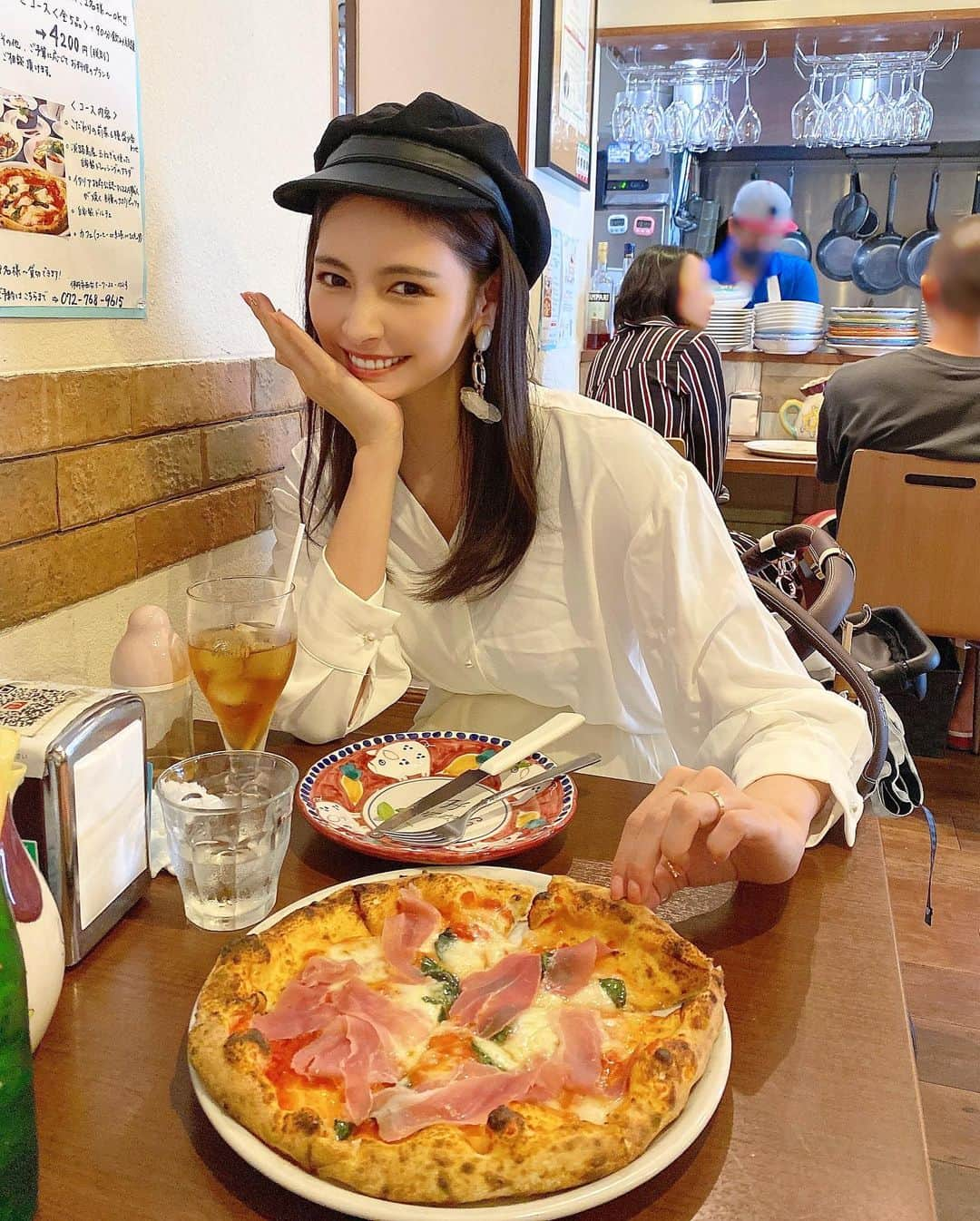 得あゆさんのインスタグラム写真 - (得あゆInstagram)「ここのピザ🍕めっちゃ美味しかった🥺 マルゲリータととうもろこし🥺💓 @pizzeriahiro 🍕  シャツだけでサラッと過ごせる 季節好き🍁@saisondepapillon_official  ・ ・ ・ ・ ・ ・ ・ ・ ・ ・ ・ ・ ・ ・ #saisiondepapillon#sdp#2021aw#alwaysbeyourself#どんなときもあなたらしく#セゾンドパピヨン#ソフトエレガント #オフィスカジュアル#大人可愛い#大人レディ#今日のコーデ#シャツ#白シャツ#スカート#ママコーデ#ママファッション#子育てママ#きれいめコーデ#秋冬#帽子#秋コーデ#襟付きブラウス#ピザ#ピッツェリア#pizza#pizzeria#伊丹#とうもろこし#マルゲリータ#イタリアン」9月27日 21時54分 - tokuayu819