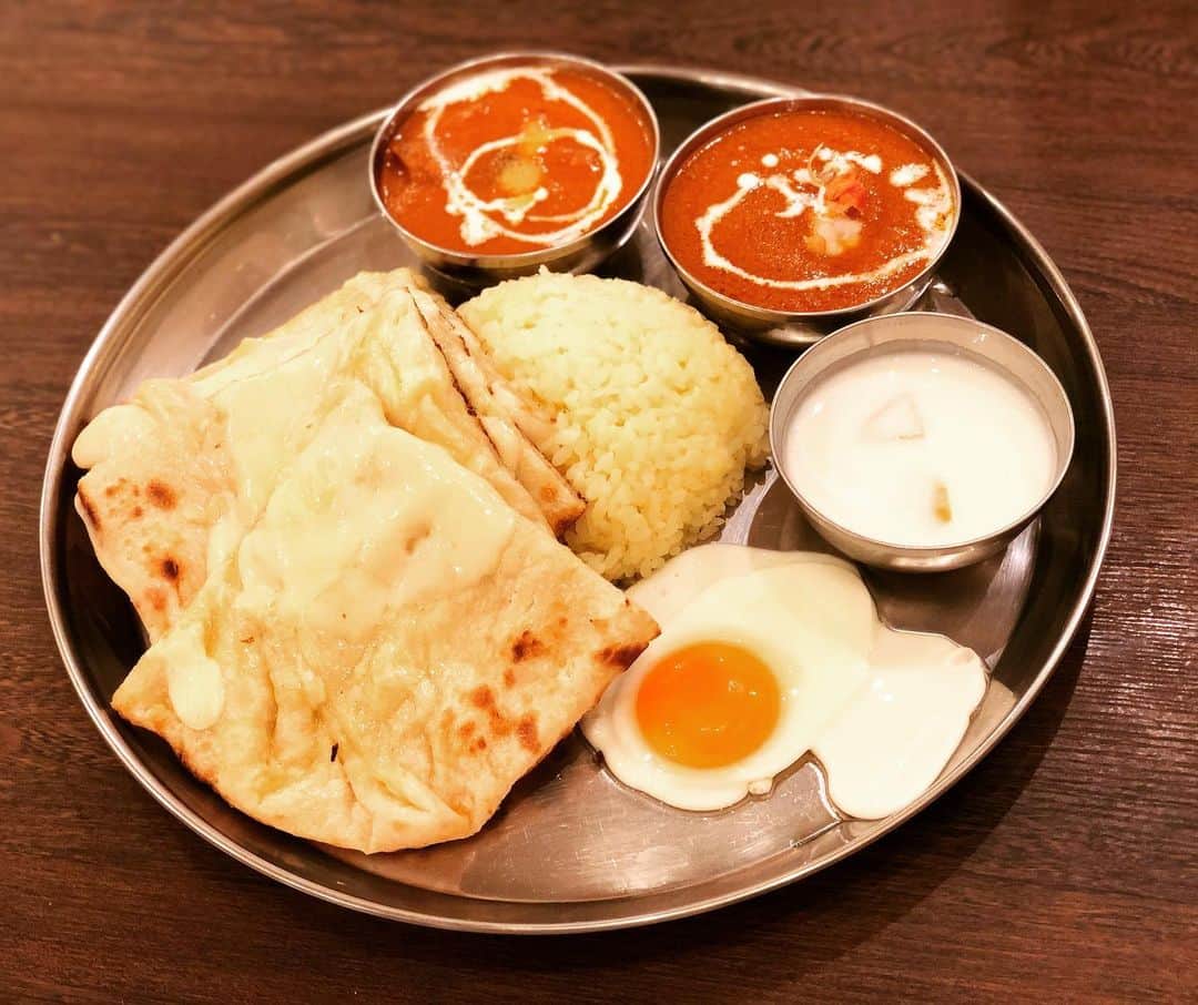 ピコのインスタグラム：「チーズナンは最初の一口が最高に美味しいよね🧀  #ピコ #カレー #インドカレー #ナン」