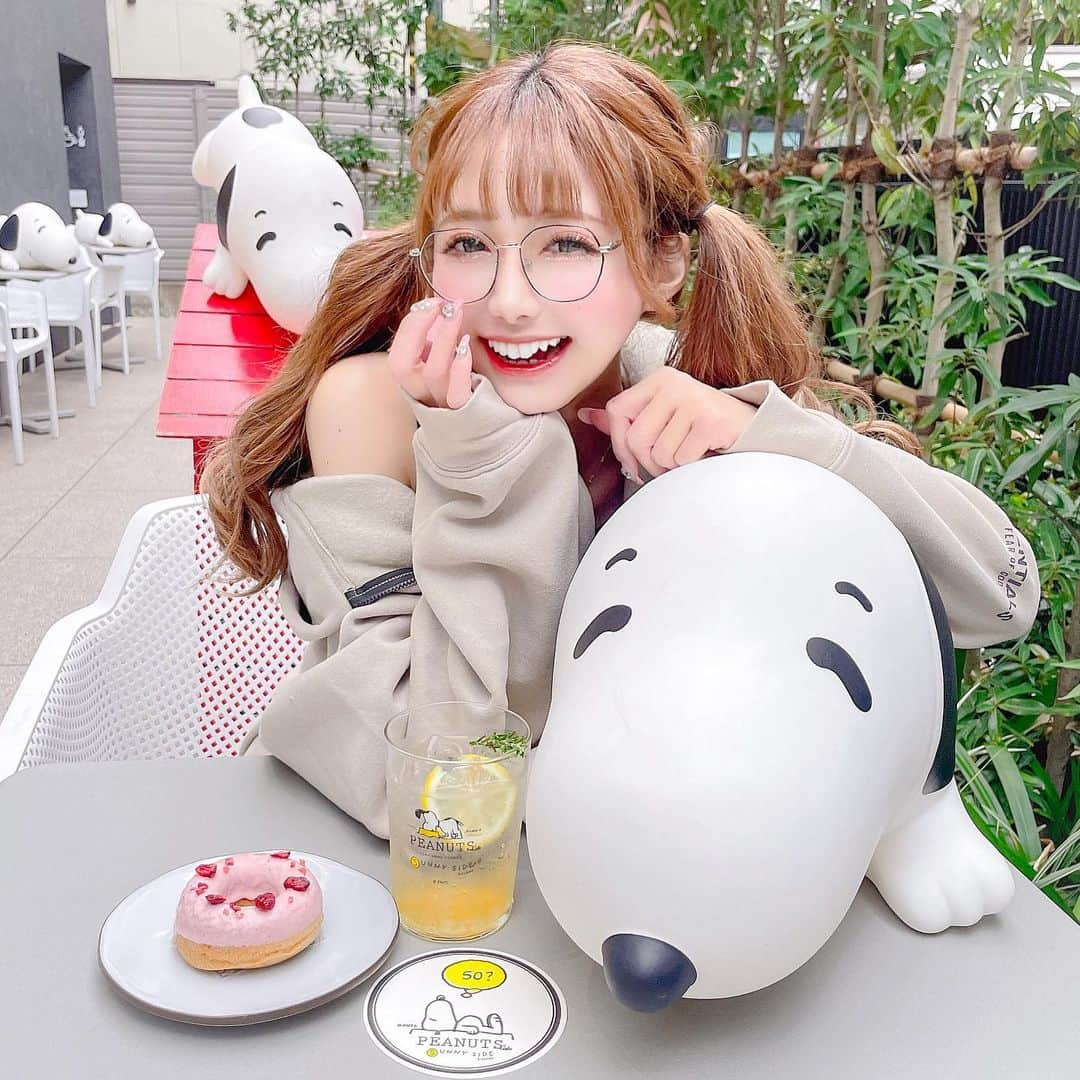 あやちゃんさんのインスタグラム写真 - (あやちゃんInstagram)「スヌーピーカフェに行ってきたのだよ🖤🤍❤️ 可愛すぎた🥺たまらん✨ テラスはスヌーピーが沢山いて可愛いの😍😍  📍東京都渋谷区神宮前1-14-30 WITH HARAJUKU B2F . #スヌーピー #スヌーピーカフェ  #スヌーピーコーデ #スヌーピーコラボ #スヌーピーグッズ  #竹下通り #ピーナッツカフェ #ピーナッツカフェ原宿  #原宿 #原宿カフェ #表参道カフェ #明治神宮前カフェ #東京カフェ #表参道ランチ #カフェ巡り #ツインテール #ヘアアレンジ #essentials #fogessentials #fog #fr2 #fr2月桃  #snoopycafe #peanuts #peanutscafe #snoopy」9月27日 21時59分 - aya.you.love.r