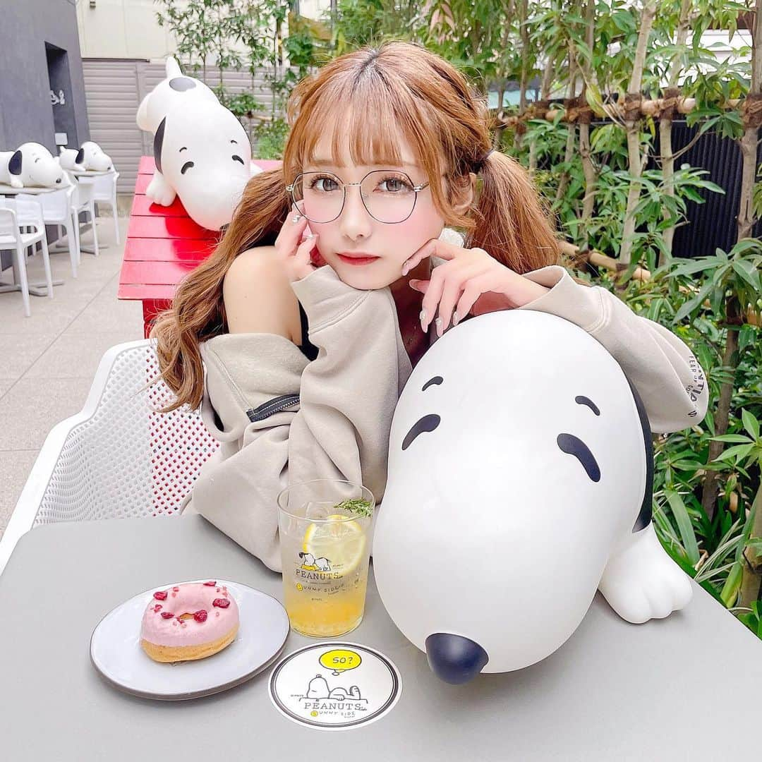 あやちゃんさんのインスタグラム写真 - (あやちゃんInstagram)「スヌーピーカフェに行ってきたのだよ🖤🤍❤️ 可愛すぎた🥺たまらん✨ テラスはスヌーピーが沢山いて可愛いの😍😍  📍東京都渋谷区神宮前1-14-30 WITH HARAJUKU B2F . #スヌーピー #スヌーピーカフェ  #スヌーピーコーデ #スヌーピーコラボ #スヌーピーグッズ  #竹下通り #ピーナッツカフェ #ピーナッツカフェ原宿  #原宿 #原宿カフェ #表参道カフェ #明治神宮前カフェ #東京カフェ #表参道ランチ #カフェ巡り #ツインテール #ヘアアレンジ #essentials #fogessentials #fog #fr2 #fr2月桃  #snoopycafe #peanuts #peanutscafe #snoopy」9月27日 21時59分 - aya.you.love.r