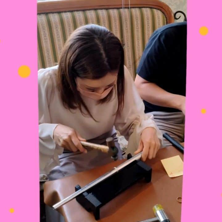 手作り指輪【ジュエリーアウラ】福岡のインスタグラム：「手作り1日体験 ペアリングが 60〜90分で お持ち帰りできます！  ✩.*˚フォローミー✩.*˚ @jewelry.aura  リングの外側や内側に 文字が入れられます。  今回はハンマーで 手作り感のある ペアリングです。  ご予約は プロフィールより(^^)  ✩.*˚フォローミー✩.*˚ @jewelry.aura」