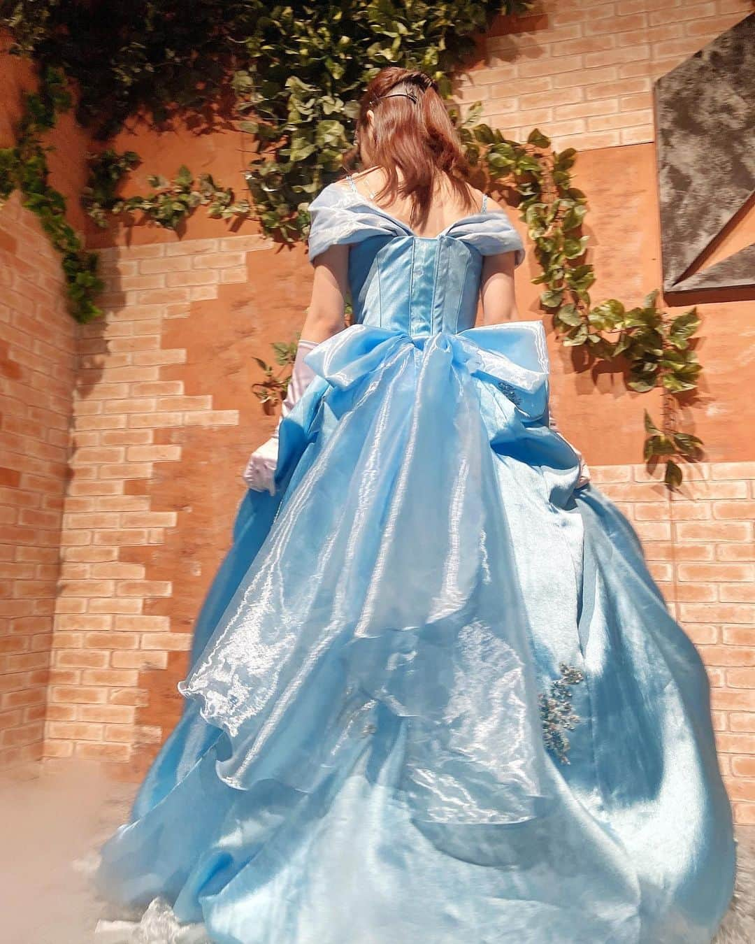 MOMOKAさんのインスタグラム写真 - (MOMOKAInstagram)「👗💙 改めて！ #舞台シンデレラ 4公演終了しましたー！！！！ なんか本当に魔法が解けちゃったみたい。不思議な感覚！🧚‍♀️ 劇場に足を運んでくださった方、 配信で観てくださった方、どちらも観てくださった方！笑 ありがとうございました😭🙇‍♀️🙇‍♀️🙇‍♀️ 沢山の応援も本当にありがとう！  元々15公演あったものが4公演となりましたが、このご時世の中この作品を皆様にお届けできた事を本当に嬉しく思っています。 稽古が止まってしまう事も度々あったり、みんなで集まったのは劇場稽古が初めてで。 正直凄く不安でした。本番が来る実感が中々わかなくて、、！でも日にちが近づいて焦りもあって。  私も演技経験が殆ど無く、前にも舞台に出演させてもらった事もあったのですが、こんなに役のことを考えたのは初めてだったかも。 演じるということの難しさ、奥深さに悩んで葛藤したり落ち込んだ時もあったけど(ツイートしたときのやつね。笑)周りのキャストさん達が本当に素晴らしくて、心強くて、頼りになる方々ばかりで、たーーーーっくさん支えてもらいました。ありがとうございます。😭  今回は歌も多くて！全部で13曲もあったの。ミュージカルじゃん！ミニライブじゃん！！てね。笑 久しぶりに歌えて楽しかったな、嬉しかったなー！！劇中という事で歌い方も変えてみたりして、このお話の世界の中で歌えて凄く楽しかった！またミュージカルやりたい！☺️  あとは〜衣装！ 今回はドレスの写真を集めてみました。 お母さまのドレスで撮るタイミング無かったから撮れなかった〜ほんとはもう一つ着せてもらったのです。😢 本当にプリンセスになったみたいだったなー！ウエディングドレスまで着ちゃったー！🤍👰🏻‍♀️笑 最後のカーテンコールの時とか、女性陣が全員ドレスなのもあって本当に華やかでしたね！綺麗だったなあ〜また着れたらいいな。😊  でもやっぱり思ったのは、 表現することは楽しいってこと！ まだまだ未熟ですがもっと深く知りたいと思ったし、レベルアップしていきたいと思いました。 挑戦してよかった...!!!  長くなってしまいましたが、 エラとしてこの舞台に立てた時間、 本当に幸せな時間でした。 ありがとうございました！  エラ役　花澤桃花」9月27日 22時23分 - momoka_jewel