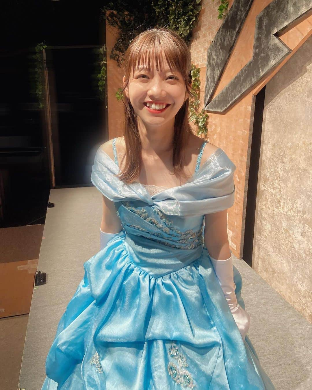 MOMOKAさんのインスタグラム写真 - (MOMOKAInstagram)「👗💙 改めて！ #舞台シンデレラ 4公演終了しましたー！！！！ なんか本当に魔法が解けちゃったみたい。不思議な感覚！🧚‍♀️ 劇場に足を運んでくださった方、 配信で観てくださった方、どちらも観てくださった方！笑 ありがとうございました😭🙇‍♀️🙇‍♀️🙇‍♀️ 沢山の応援も本当にありがとう！  元々15公演あったものが4公演となりましたが、このご時世の中この作品を皆様にお届けできた事を本当に嬉しく思っています。 稽古が止まってしまう事も度々あったり、みんなで集まったのは劇場稽古が初めてで。 正直凄く不安でした。本番が来る実感が中々わかなくて、、！でも日にちが近づいて焦りもあって。  私も演技経験が殆ど無く、前にも舞台に出演させてもらった事もあったのですが、こんなに役のことを考えたのは初めてだったかも。 演じるということの難しさ、奥深さに悩んで葛藤したり落ち込んだ時もあったけど(ツイートしたときのやつね。笑)周りのキャストさん達が本当に素晴らしくて、心強くて、頼りになる方々ばかりで、たーーーーっくさん支えてもらいました。ありがとうございます。😭  今回は歌も多くて！全部で13曲もあったの。ミュージカルじゃん！ミニライブじゃん！！てね。笑 久しぶりに歌えて楽しかったな、嬉しかったなー！！劇中という事で歌い方も変えてみたりして、このお話の世界の中で歌えて凄く楽しかった！またミュージカルやりたい！☺️  あとは〜衣装！ 今回はドレスの写真を集めてみました。 お母さまのドレスで撮るタイミング無かったから撮れなかった〜ほんとはもう一つ着せてもらったのです。😢 本当にプリンセスになったみたいだったなー！ウエディングドレスまで着ちゃったー！🤍👰🏻‍♀️笑 最後のカーテンコールの時とか、女性陣が全員ドレスなのもあって本当に華やかでしたね！綺麗だったなあ〜また着れたらいいな。😊  でもやっぱり思ったのは、 表現することは楽しいってこと！ まだまだ未熟ですがもっと深く知りたいと思ったし、レベルアップしていきたいと思いました。 挑戦してよかった...!!!  長くなってしまいましたが、 エラとしてこの舞台に立てた時間、 本当に幸せな時間でした。 ありがとうございました！  エラ役　花澤桃花」9月27日 22時23分 - momoka_jewel