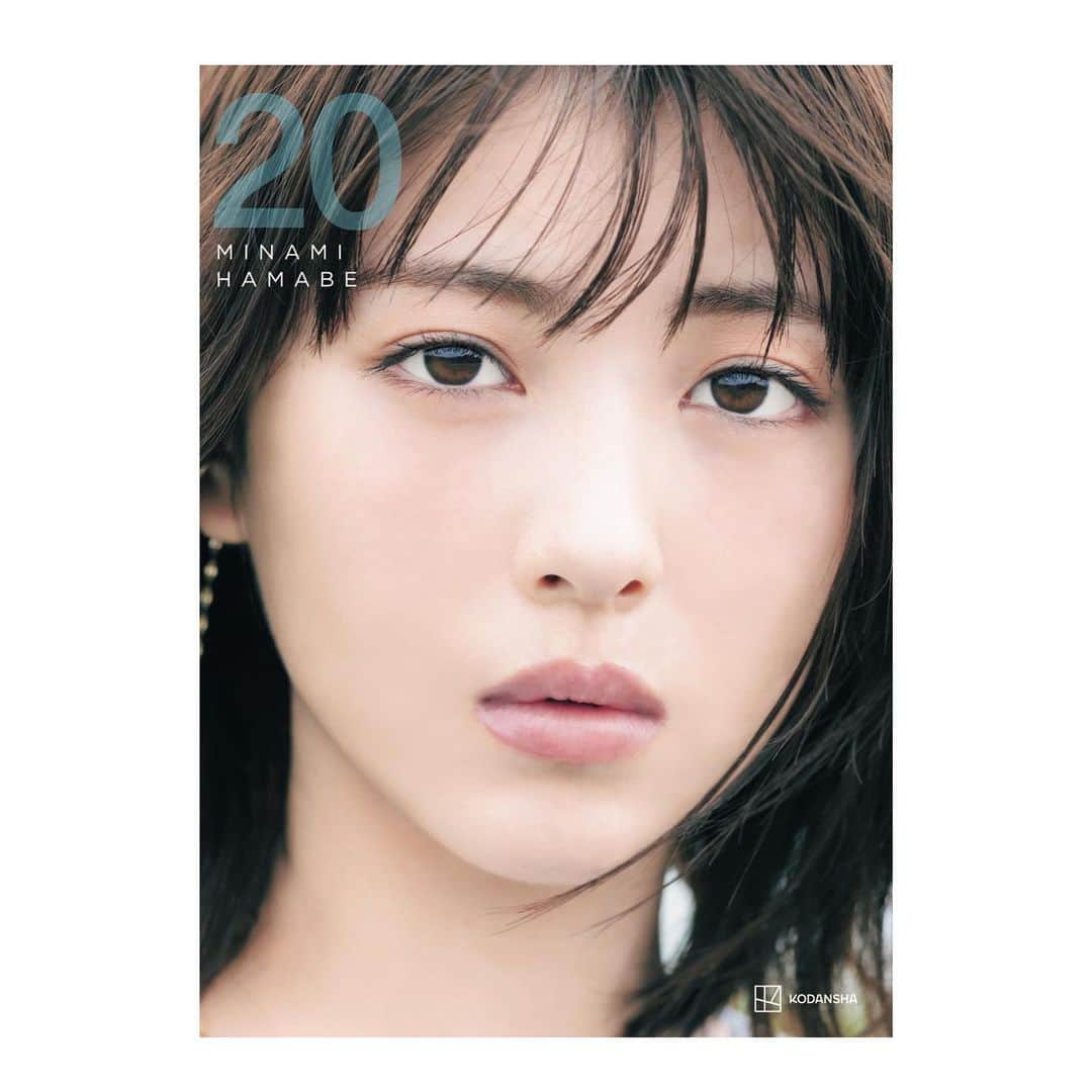 浜辺美波さんのインスタグラム写真 - (浜辺美波Instagram)「写真集『20』豪華版の 表紙が解禁されましたーーー😺  私の激推し… この写真は中面に載る予定だったのですが、写真チェックのときに 矢印で ｢これ表紙もすきです…by.浜辺｣と メモでかいて 控えめにアピールしてみたら 採用して貰えたという経緯があります😺 ありがとうございます…  写真集発売まであと1ヶ月😺 イベント?などもたのしみです!  奄美大島は鶏飯が名物でもあるので 2店舗の鶏飯を食べました ほんっとに美味しくて鶏飯スープをお土産に買って帰りました😺 そろそろやろうかなと思ってます😺  写真集は10月27日発売予定です! ぜひ😺  今日はすごくアニメがみたい気分です お腹すきました」9月27日 22時20分 - minami_hamabe.official