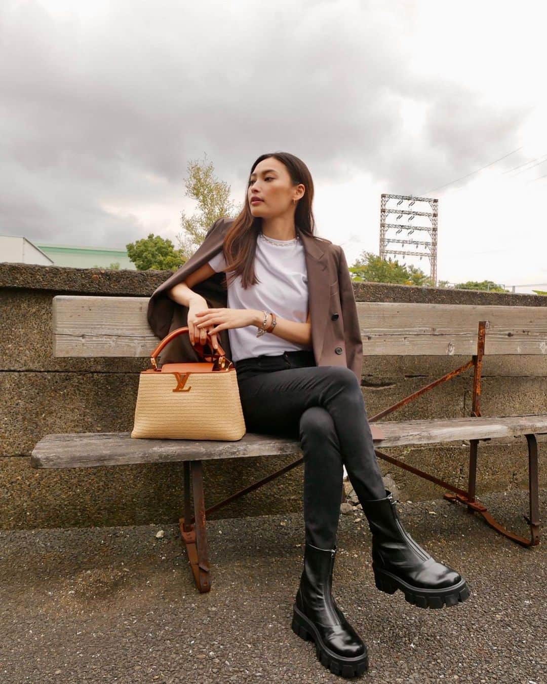 大政絢のインスタグラム：「#今日の絢服  🍁🤍🍁 bag @louisvuitton  T shirt @kyoko.hasegawa.722  ✖️ @whimgazette_official  boots @coel.official」