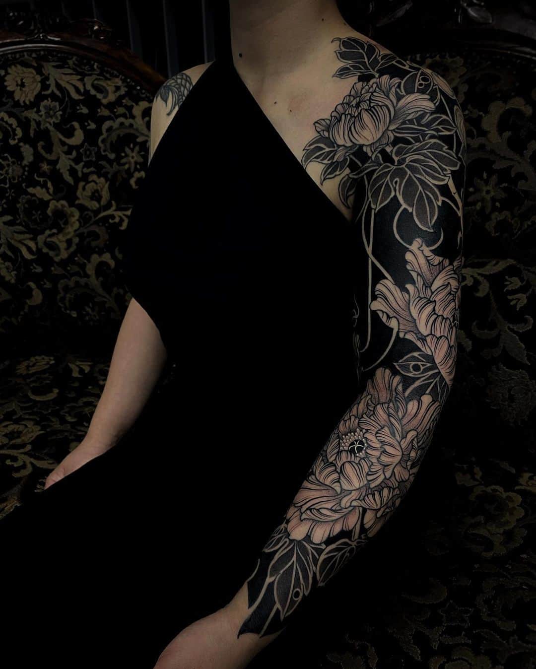 GAKKINのインスタグラム：「Peonies sleeve done from a while ago @g_x_x_x_  Thanks for making a trip from Tokyo📌」