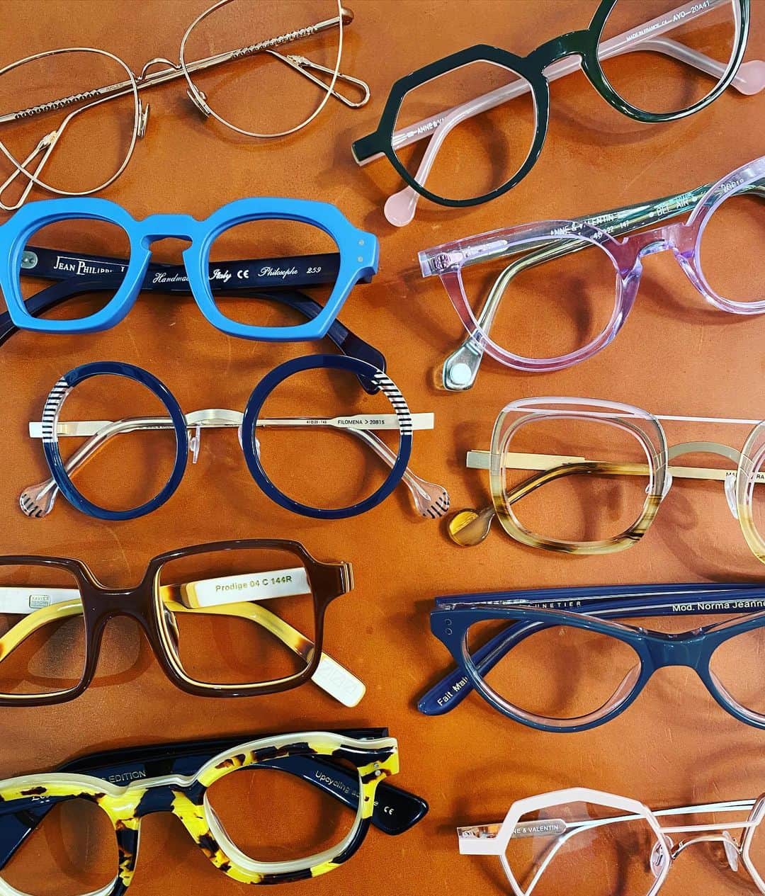 風間ゆみえのインスタグラム：「Different glasses for different moods.  @otonamuse」