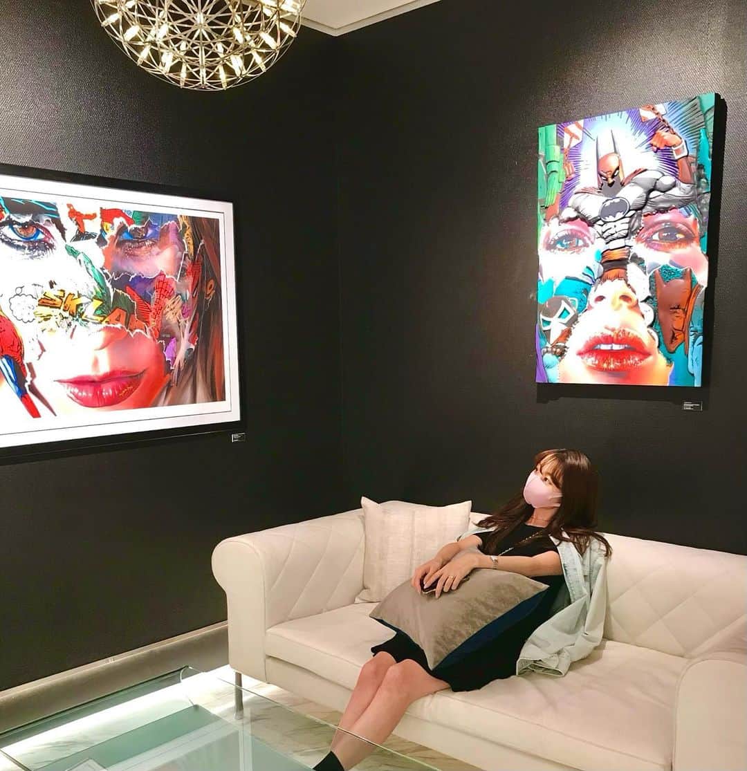 のインスタグラム：「視線感じてソワソワ👁 こちらでお待ち下さいと言われた 待合いスペースのクセが凄くて 全然落ち着かなかった😇 . #オシャレがすぎる #tokyo」