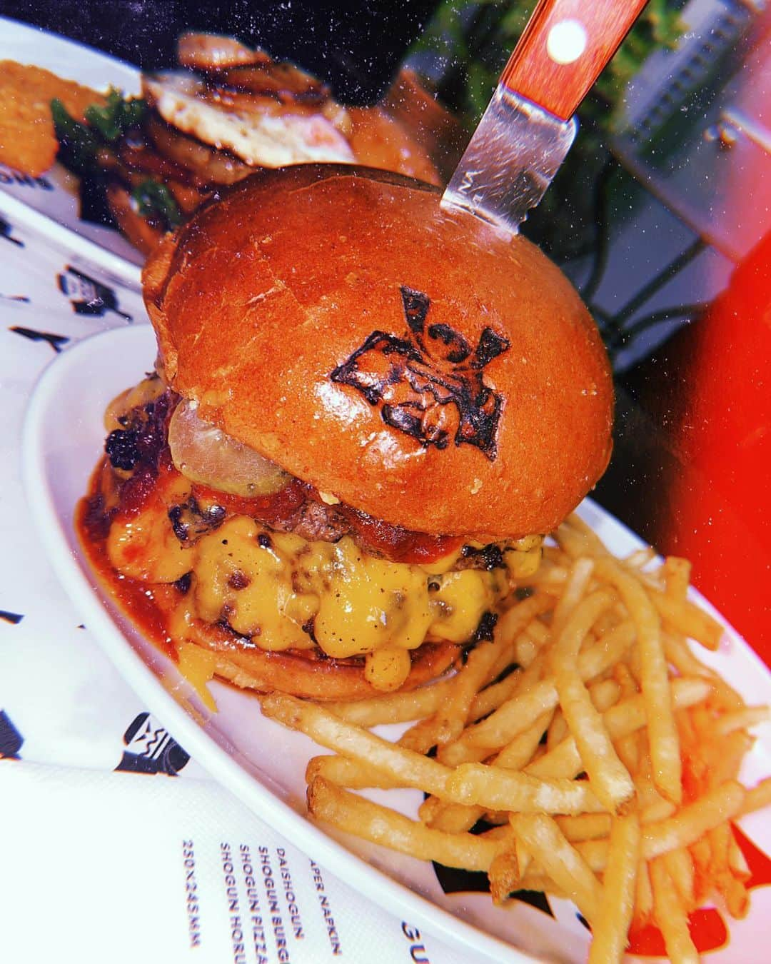 白間美瑠さんのインスタグラム写真 - (白間美瑠Instagram)「この間、食べた。 ショーグンバーガー🍔 最強に美味しかった。。。 ・ 写真のトリプルチーズバーガーは、肉肉しくて、肉汁がじゅわ〜っと出るんだけど、、コッテリし過ぎてなくて最強でした🥴 ・ ・ 写真の奥に写ってるのがジェレミーバーガー！焼きパイン・エッグ・ベーコンが挟まってるハンバーガー！それにフォアグラトッピングしたよ🔥香ばしさと甘みがあって味もしっかりしてて、また全然違うくてこっちも最高に美味しかったです！ ・ ポテトめちゃうま〜🍟 #ショーグンバーガー」9月27日 14時03分 - shiro36run