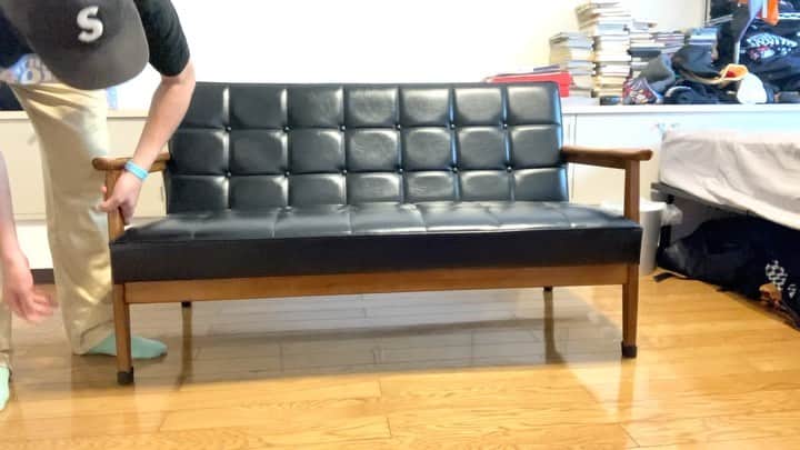 三浦リョースケのインスタグラム：「カリモク60のソファが届きました！✌️✌️✌️ #カリモク60  #room #家具   ミウライフ⬇️ https://youtu.be/4PIJ74uz7-g」