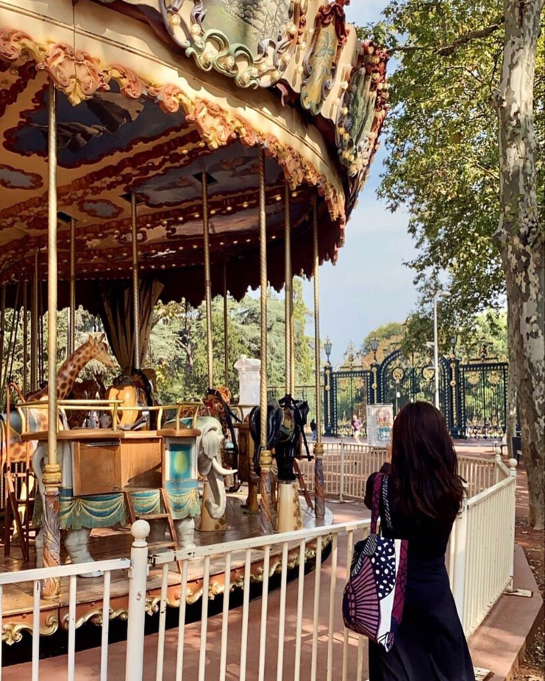 谷山響のインスタグラム：「Ce qu’on doit faire dimanche: aller au parc ✴︎  Le parc de la Tête d’Or est un de mes préférés :) La porte est super belle🧡」