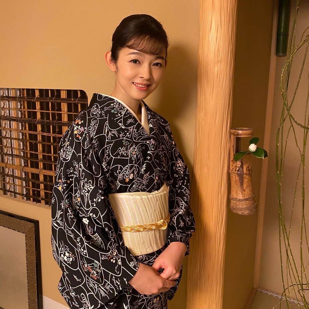 藤澤恵麻さんのインスタグラム写真 - (藤澤恵麻Instagram)「「美しいキモノ」秋号が発売中です。 お茶を嗜む際の着物の装いについてご紹介しています。  特に印象に残ったのが、歴史あるお茶室の中に入っての撮影です。とても趣きがあり、そこにいるだけで背筋が伸びる思いでした。  普段なかなかできない経験は、心をとても豊かにしてくれました。  #恵麻 #ema #美しいキモノ #着物 #kimono #和服 #秋 #撮影 #オフショット」9月27日 16時32分 - ema_fujisawa_official