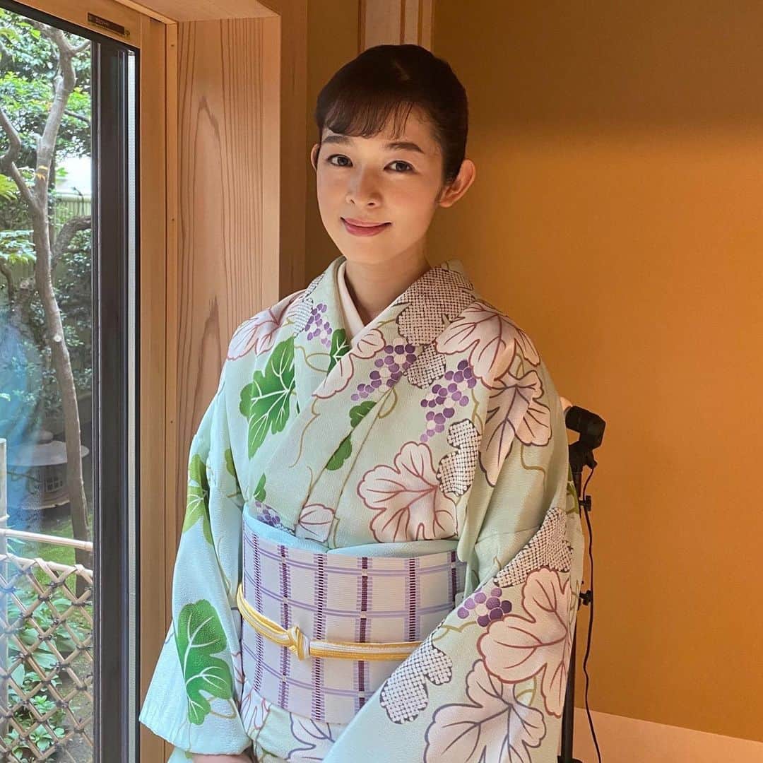 藤澤恵麻のインスタグラム：「「美しいキモノ」秋号が発売中です。 お茶を嗜む際の着物の装いについてご紹介しています。  特に印象に残ったのが、歴史あるお茶室の中に入っての撮影です。とても趣きがあり、そこにいるだけで背筋が伸びる思いでした。  普段なかなかできない経験は、心をとても豊かにしてくれました。  #恵麻 #ema #美しいキモノ #着物 #kimono #和服 #秋 #撮影 #オフショット」