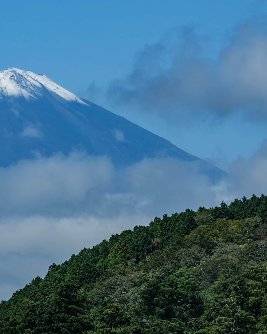 SHOCK EYEさんのインスタグラム写真 - (SHOCK EYEInstagram)「箱根神社と富士山を拝みに行ったら、今日が偶然にも富士山初冠雪だったらしく、 すごくめでたい写真が撮れたよ✨🗻🙏  運がいい＾＾  #箱根神社 #平和の鳥居 #富士山 #初冠雪 #hakone #hakoneshrine #japantravel #japantrip #fujifilm #gfx100s #xs10 #beautifuldestinations #discoverjapan #discoverearth #voyaged #awesome_photographers #IamATraveler #wonderful_places #japanphoto #japanphotography #japan_of_insta #livingonearth #theglobewanderer」9月27日 16時53分 - shockeye_official
