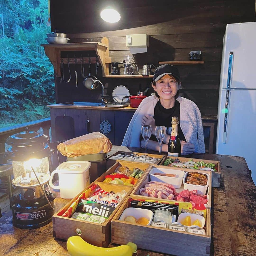 畑野ひろ子のインスタグラム：「初めてのグランピング🌲🌲🌲 自然の中で、家族と貴重な時間を過ごしました。季節の空気を感じたり、ゆったりとした気持ちでいられる空間で自然の力を沢山いただきました😌 @tokyoclassiccamp」