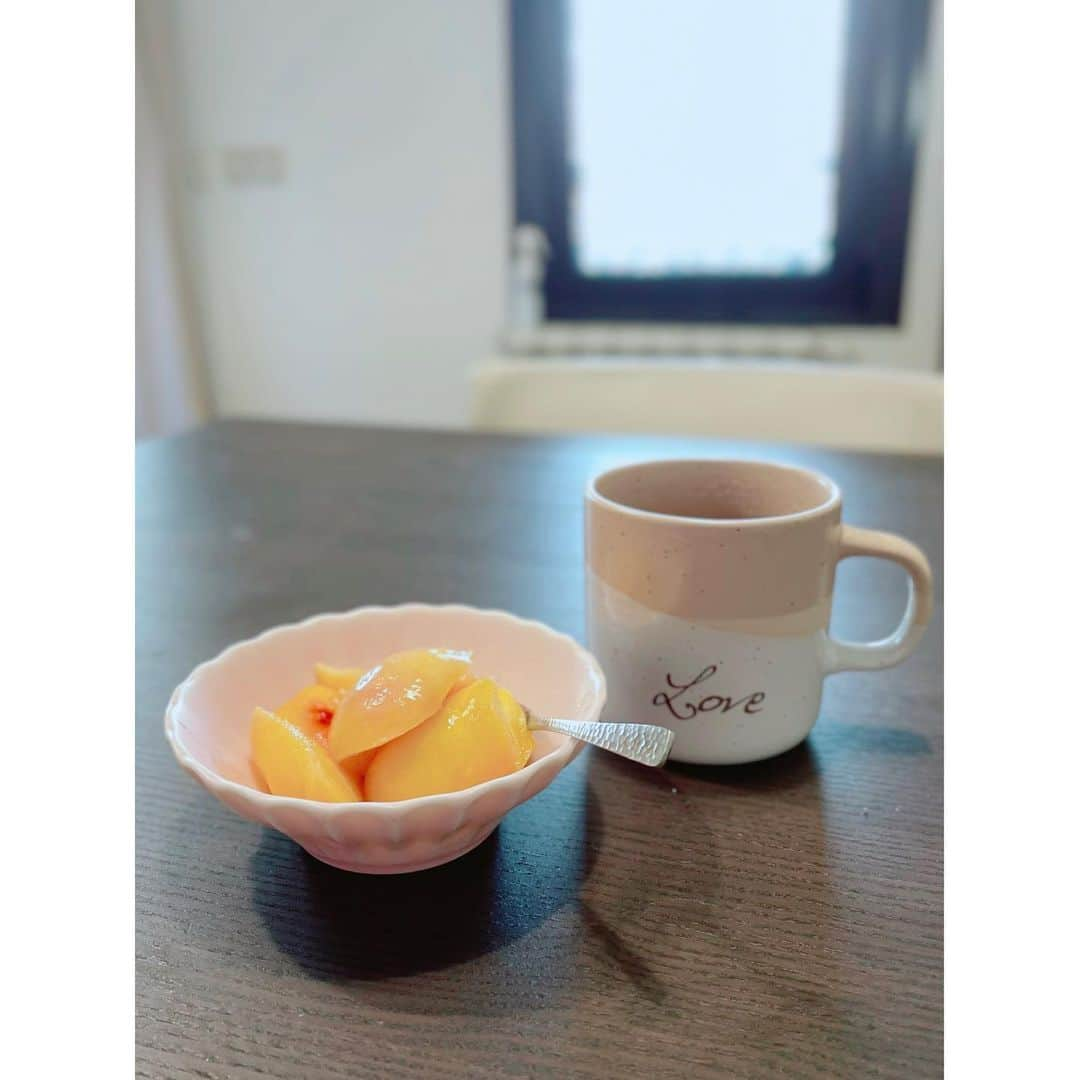 真野恵里菜さんのインスタグラム写真 - (真野恵里菜Instagram)「#朝食 ある日の1人の朝🌤 桃とマスカットティー🍑 いつもはこんなんじゃないよ🤭笑 食べなかったりプロテインだったり！ この日は起きたら寒かったから温かいものが飲みたかったのと ちょっと前に買った桃が冷蔵庫にポツンとあったので🤗 . . スペインでよく見かける桃は「Paraguaya」といって ちょっと平べったい形をした桃🍑 とっても美味しいんだけど 皮を剥くのが大変なので、、、 冷蔵庫で冷やしておいた桃を 小鍋で沸騰直前まで温めたお湯に30秒ちょっと浸からせて 取り出したら冷たい水で粗熱を取ると つるん！ぺろん！って簡単に皮が剥けるからいつもこの方法🤗 . . そろそろこっちのスーパーにも柿が並ぶ季節だ🍂😍 秋は美味しいものがたくさんですね！」9月27日 17時14分 - erinamano_official