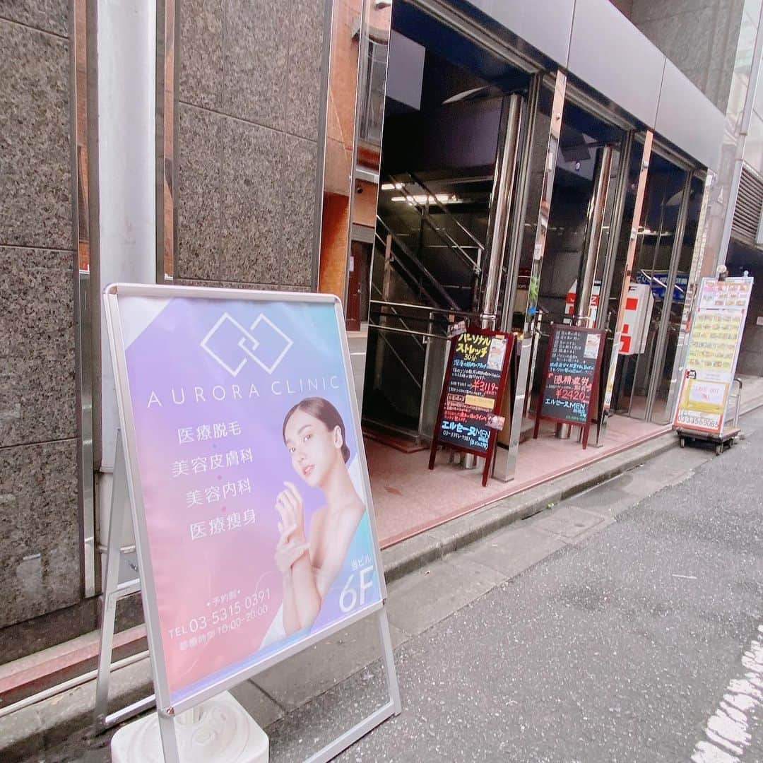 姫宮まほれさんのインスタグラム写真 - (姫宮まほれInstagram)「💎AURORACLINIC💎 新宿にある綺麗なオーロラクリニックで  ヴェルヴェットスキン してきたよー！ （ダーマペン4+マッサージピール） お顔の全体的な肌質や毛穴が気になっていてダーマペンはじめたんだ🥺  処置の流れは ⚫︎細い針をお顔に刺して、微細な穴を一時的にあける ⚫︎美容液を導入 今回私はマッサージピールを浸透させてます。 ⚫︎傷の修復と共に皮膚のターンオーバーを促進させる  ⚠️赤みやダウンタイムがあるので、 撮影前などは注意です！  当日の赤みはよかったら投稿を参考にしてね！  ヴェルヴェットスキン （ダーマペン4+マッサージピール） 1回	35,000円 (税込38,500円)  #AURORACLINIC #新宿美容クリニック #美容医療クリニック #新宿三丁目 #ベルベットスキン #ダーマペン #オーロラクリニック #PR」9月27日 17時17分 - mahore07